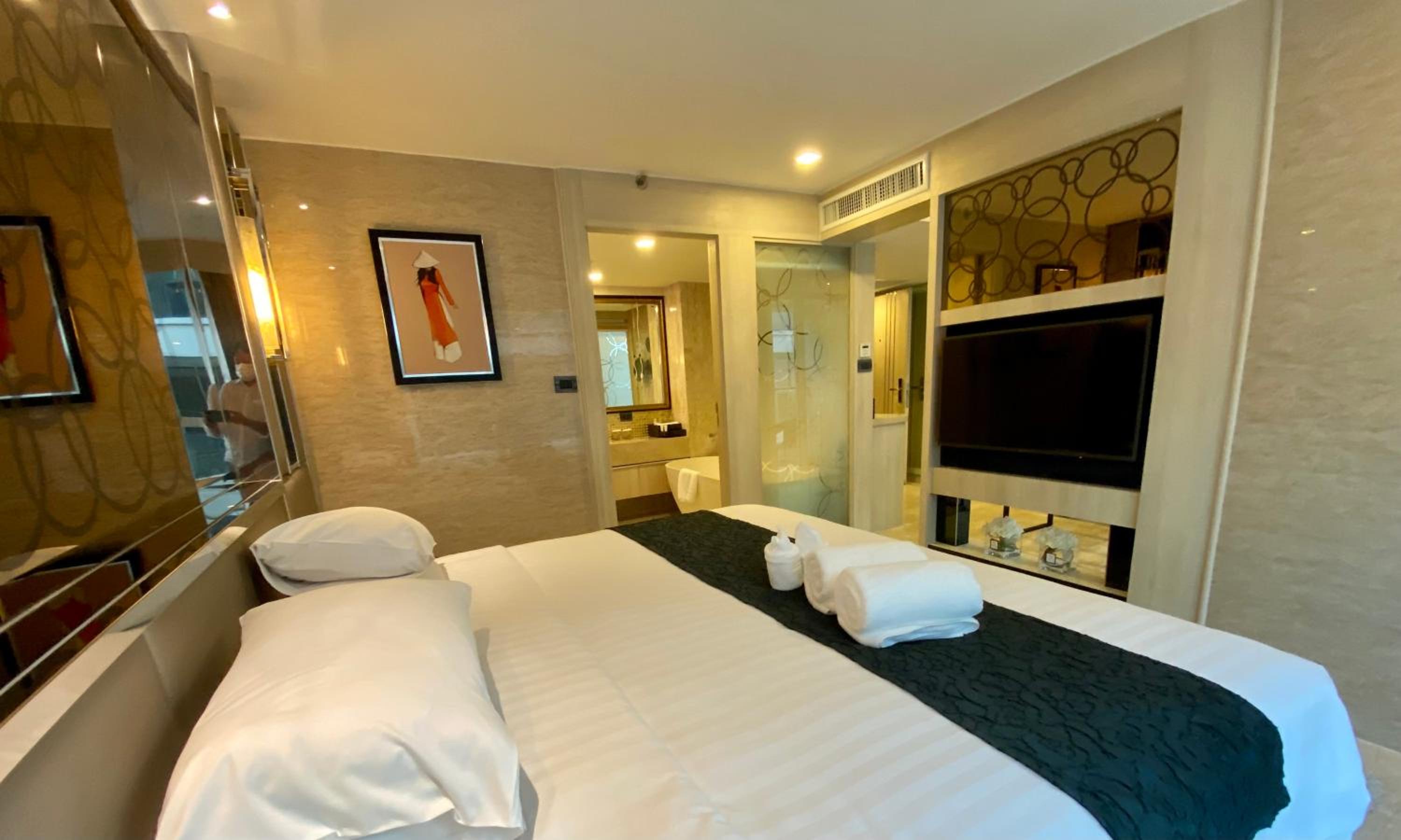 Junior King Suite with Balcony and City View - Non-Smoking photo 1