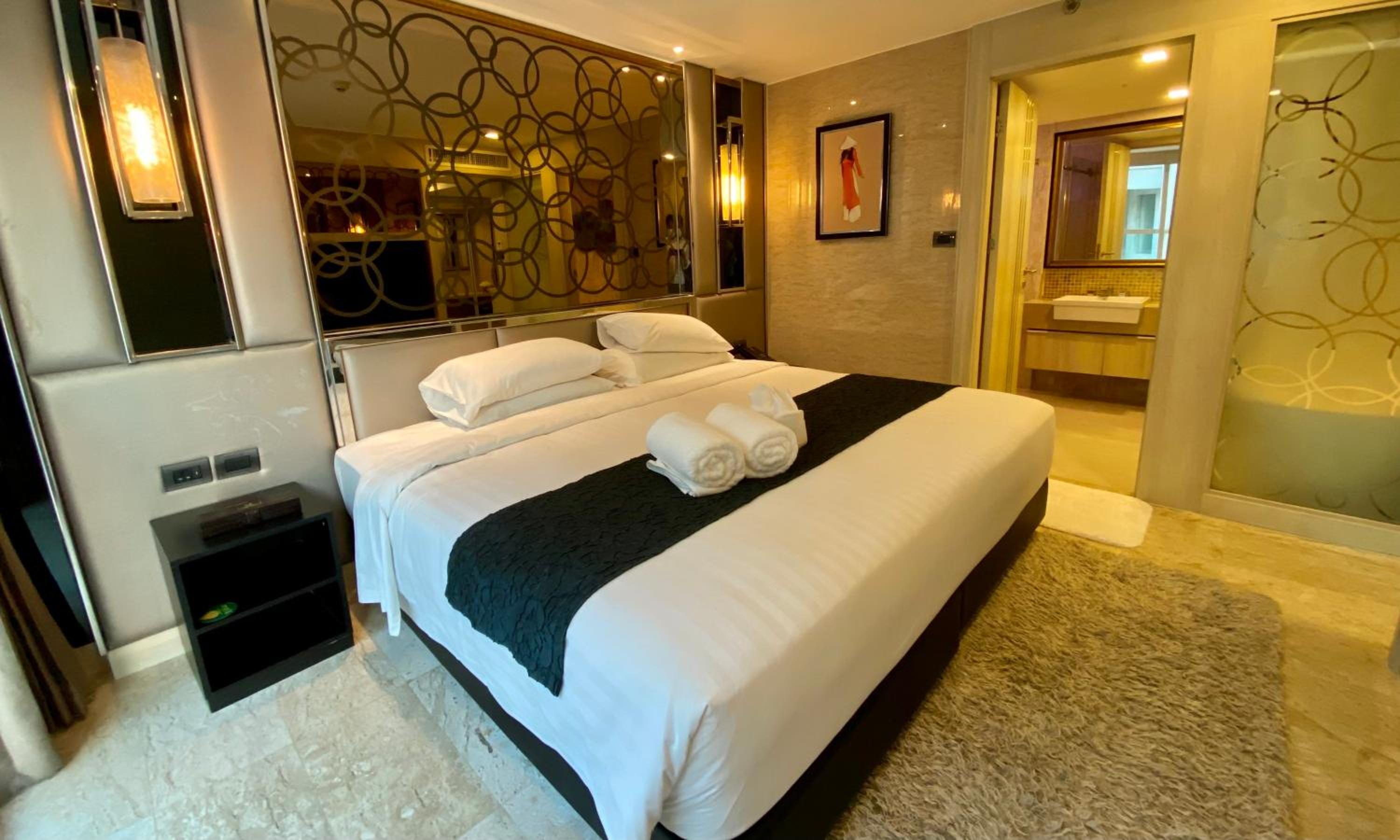 One-Bedroom Premium King Suite with Bath Tub and Balcony - City View photo 1