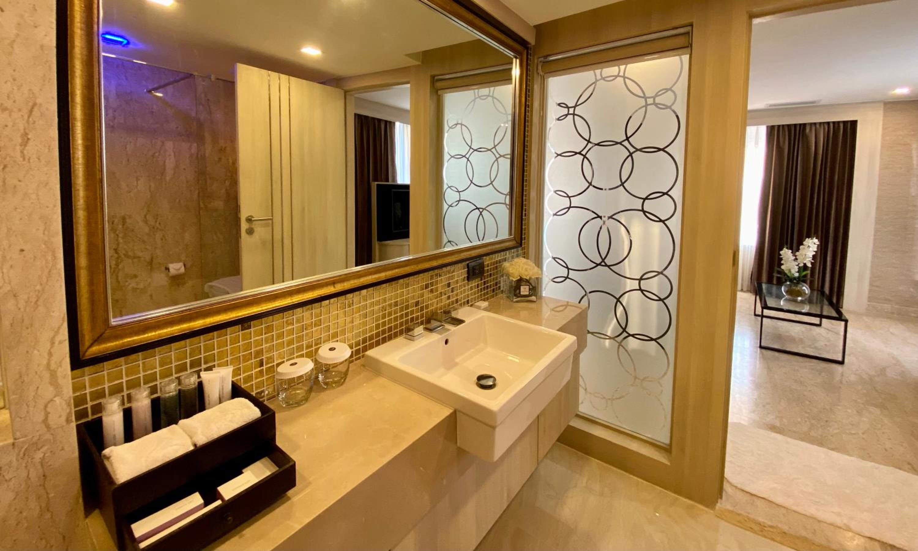 Junior King Suite with Balcony and City View - Non-Smoking photo 3