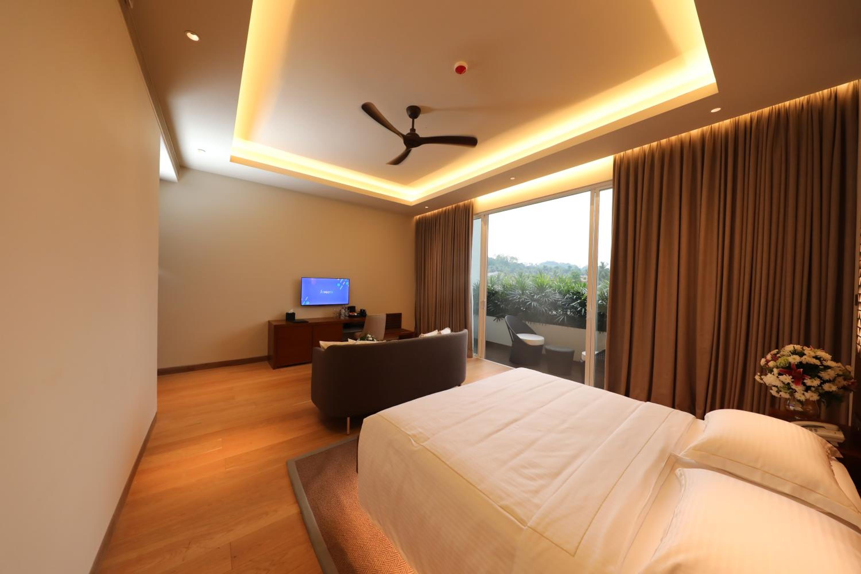 King Suite with Balcony photo 1