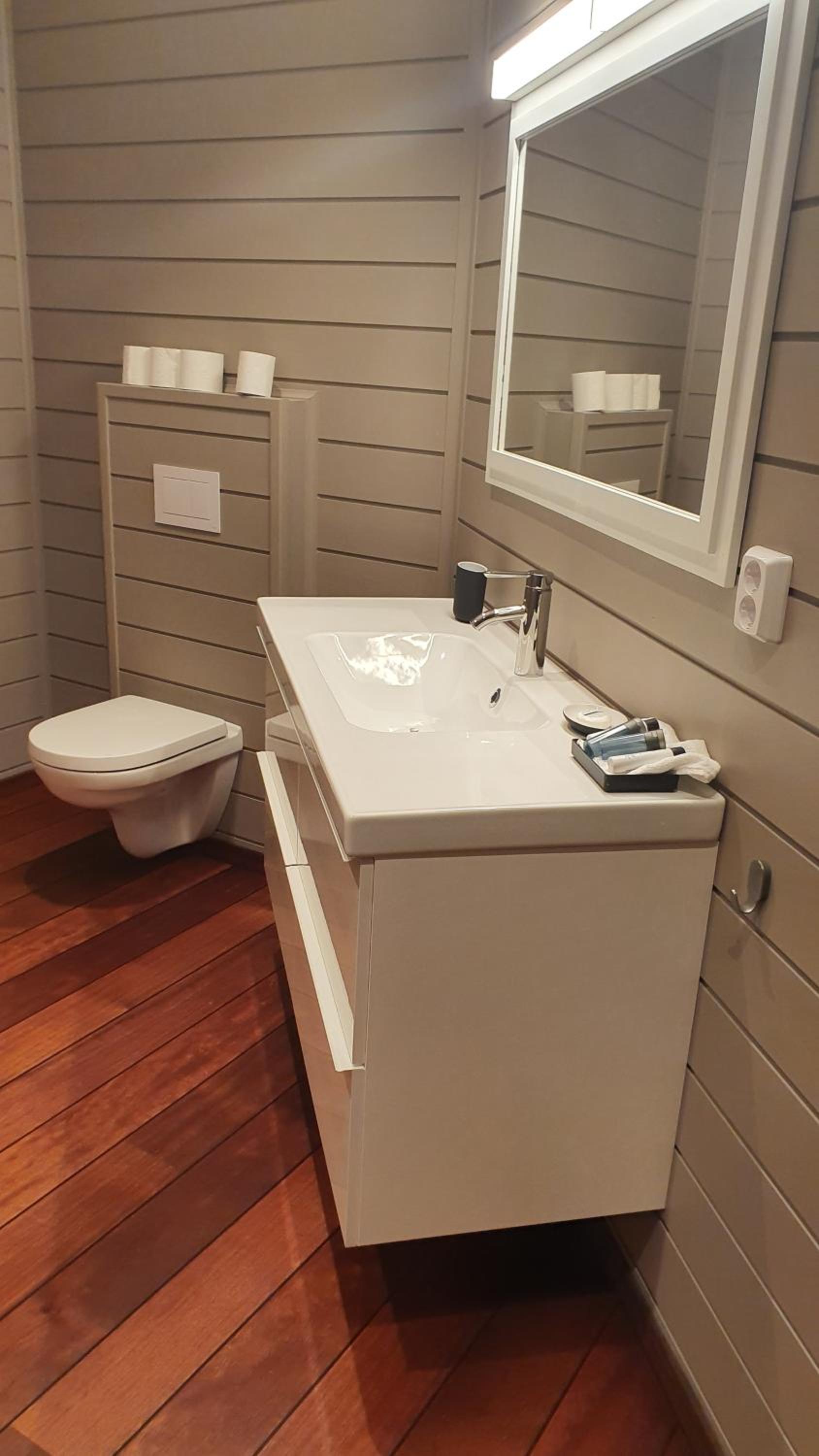 Deluxe Double Room with Side Sea View - Photo 23