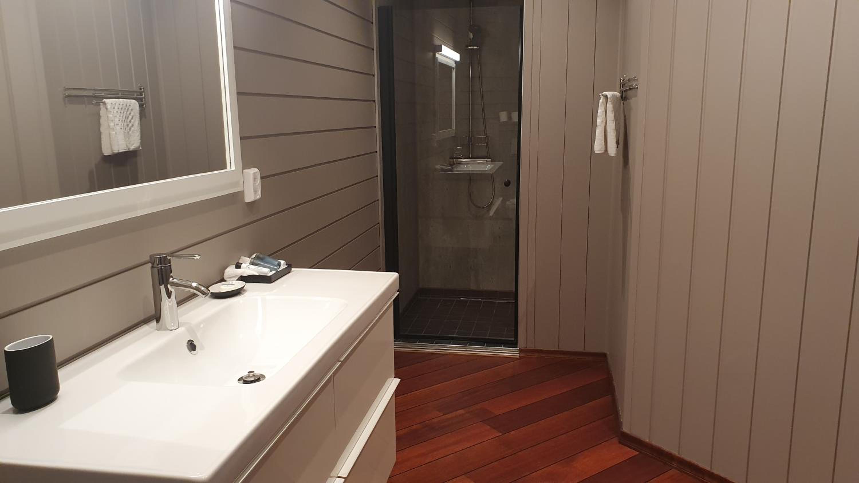 Deluxe Double Room with Side Sea View - Photo 22