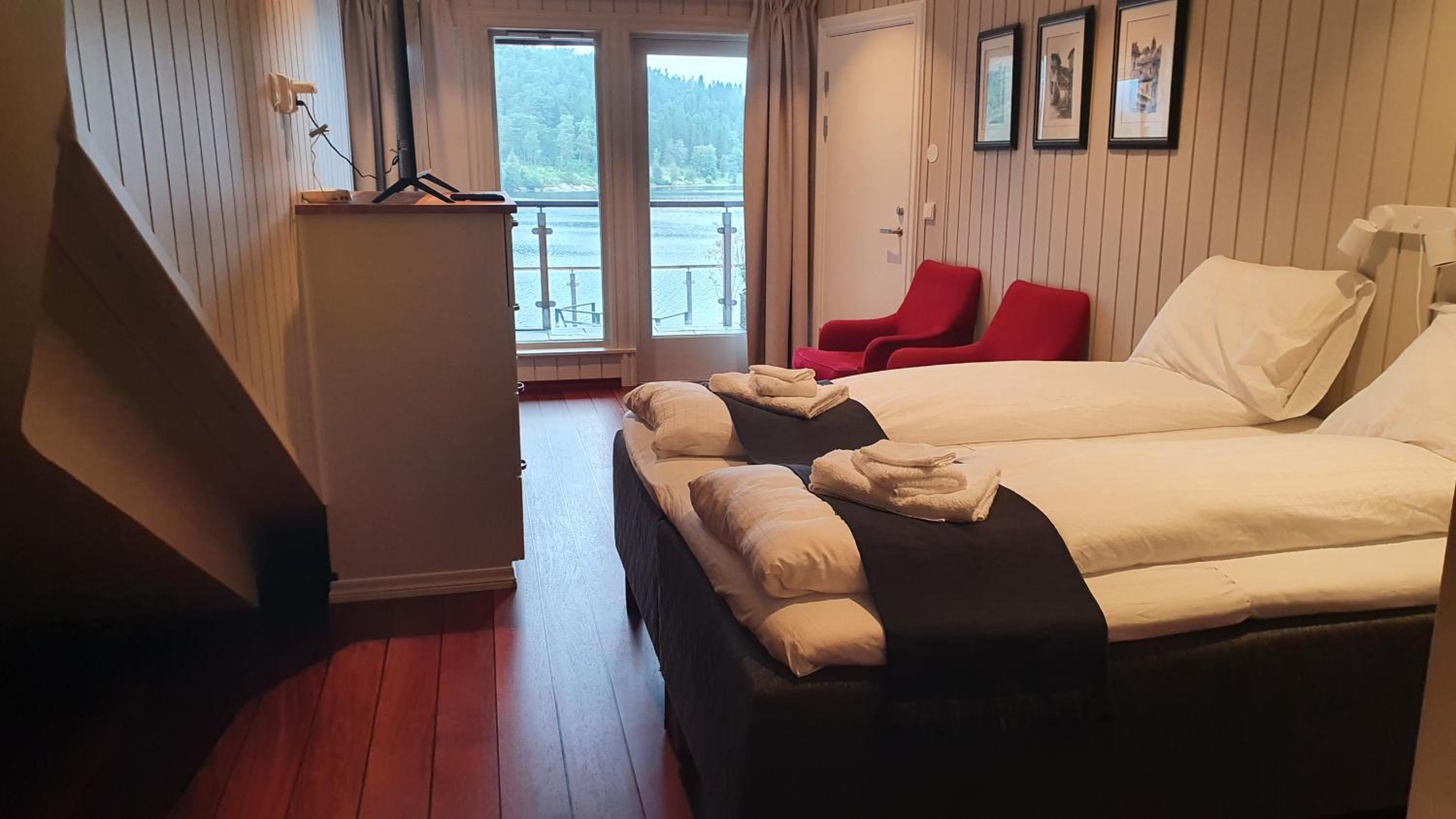 Deluxe Double Room with Side Sea View - Photo 24