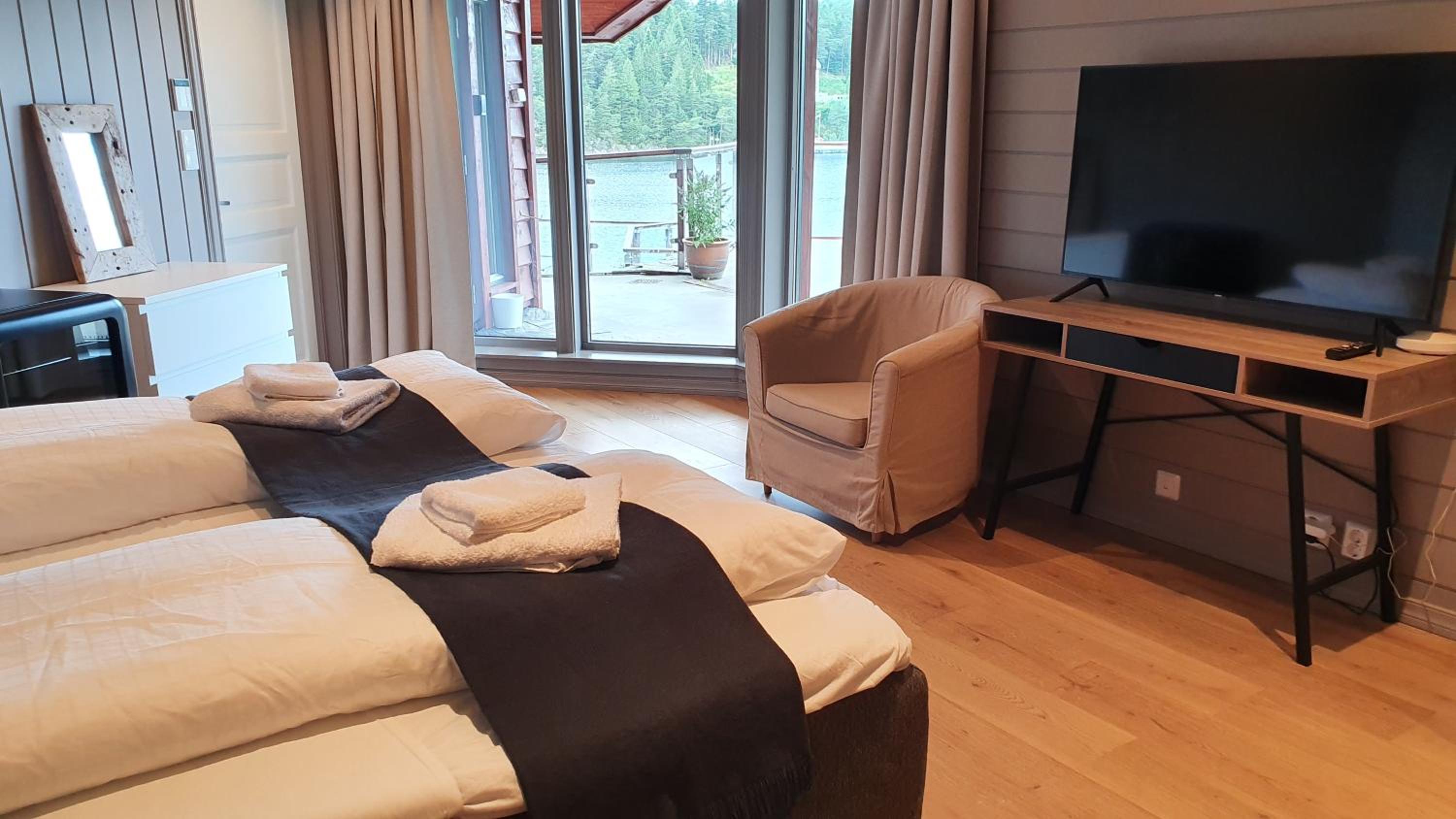 Deluxe Double Room with Side Sea View - Photo 1