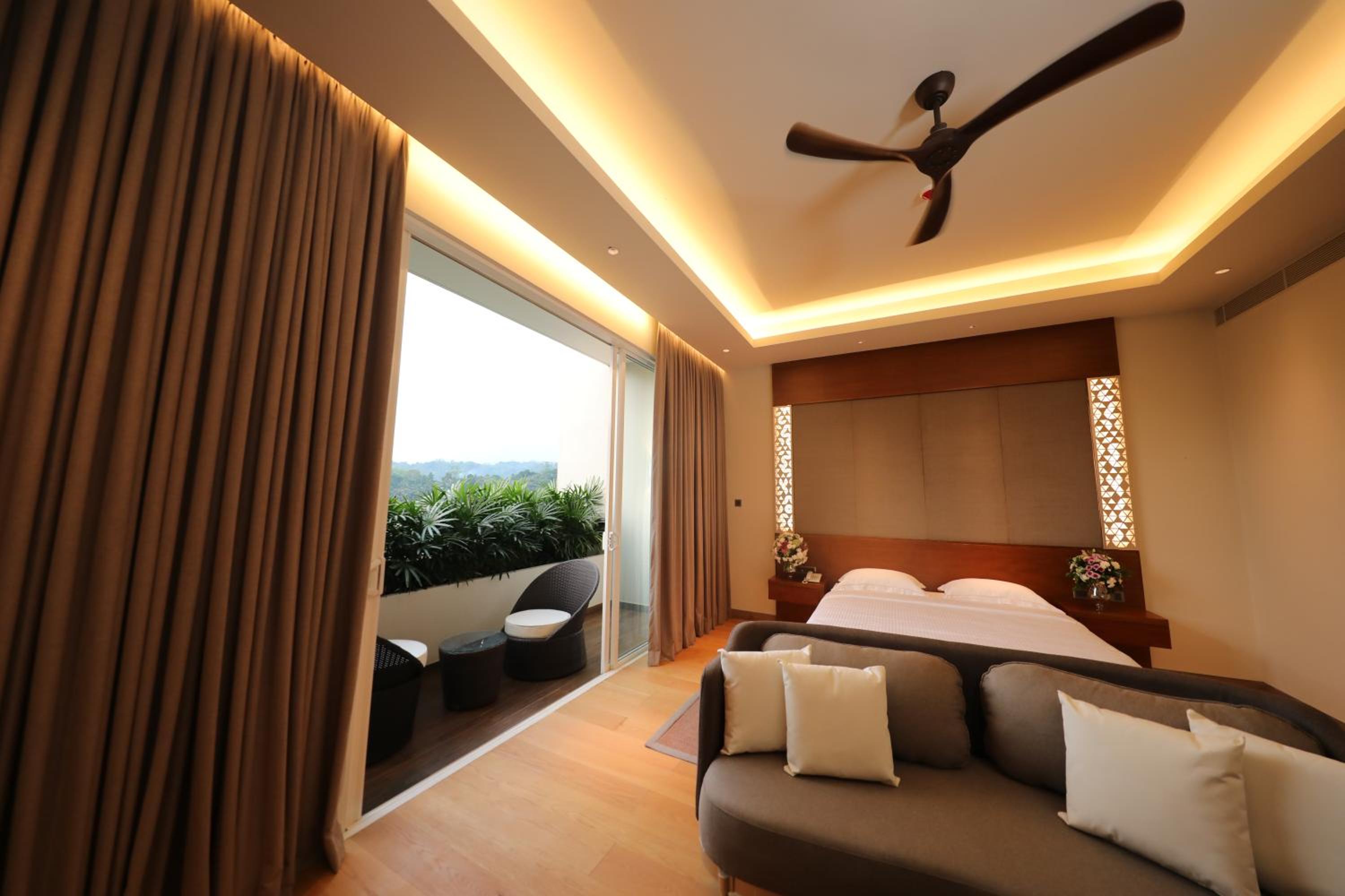King Suite with Balcony photo 2