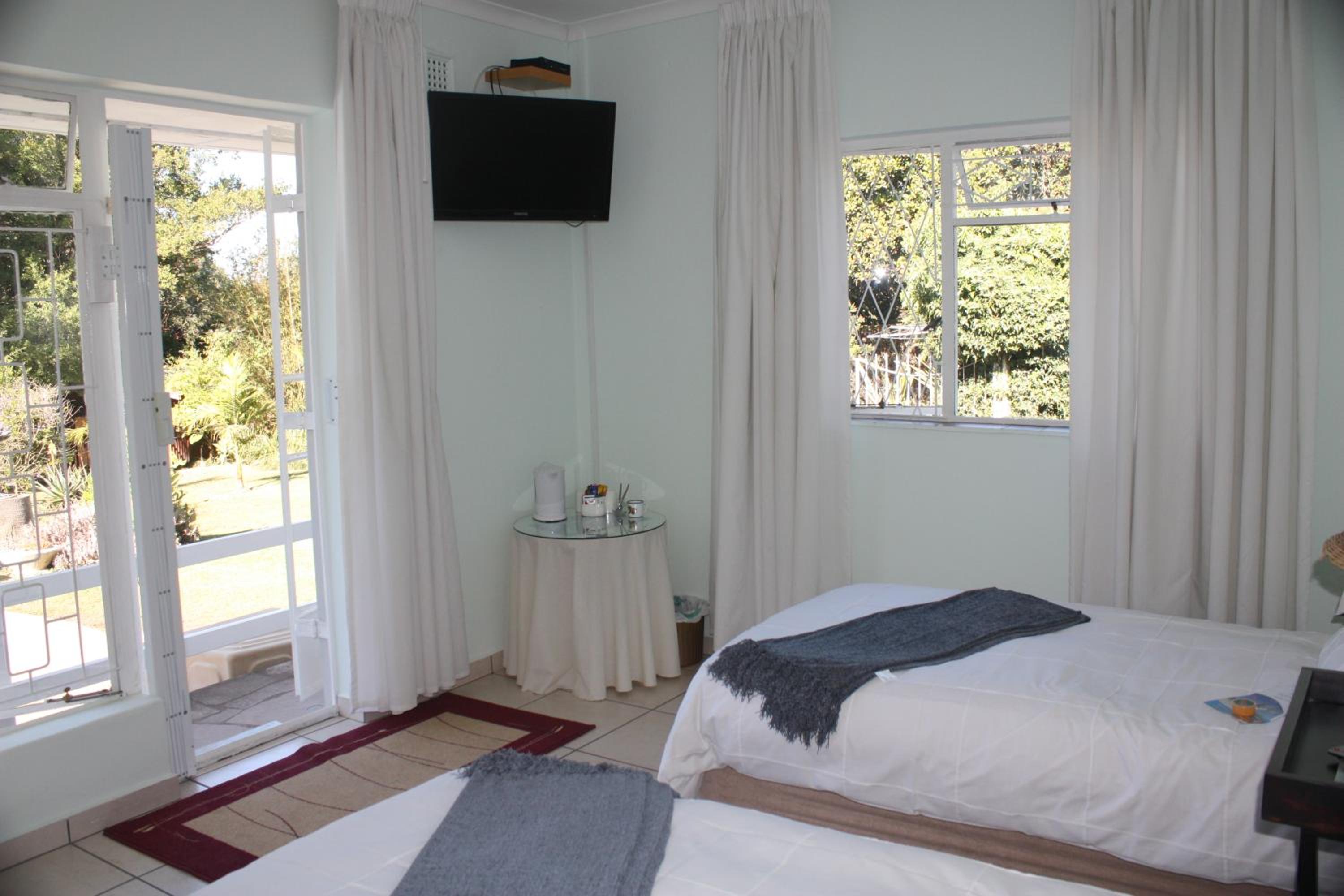 Deluxe Double or Twin Room with Garden and Pool View - Photo 5