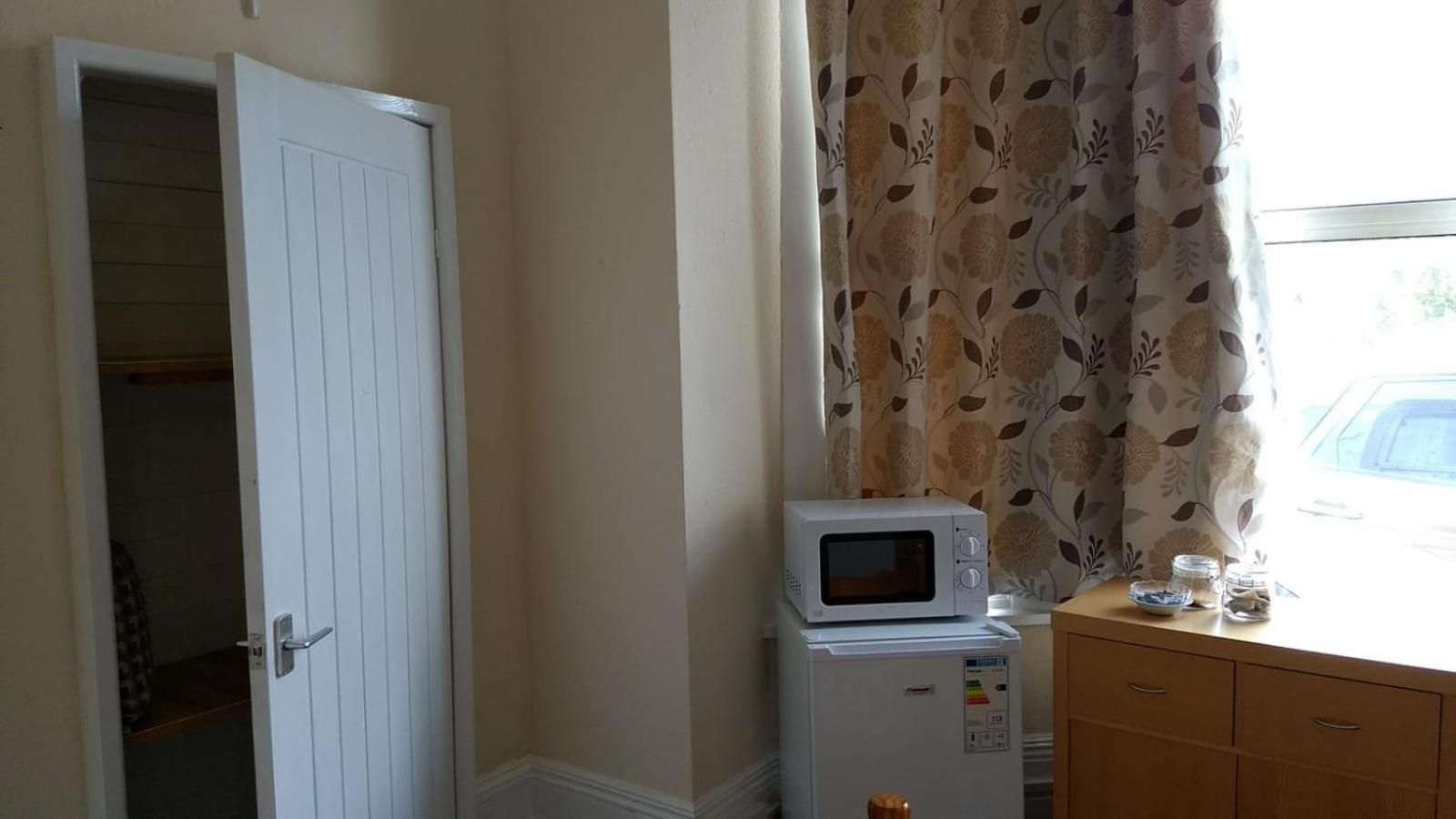 Single Room with Bathroom photo 3