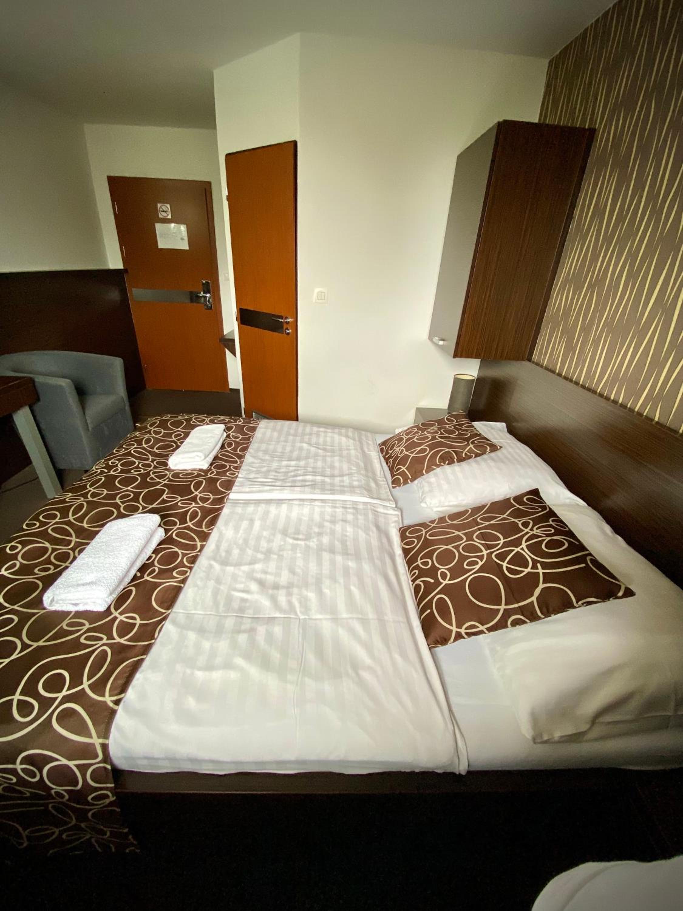 Double Room with Private Bathroom photo 2