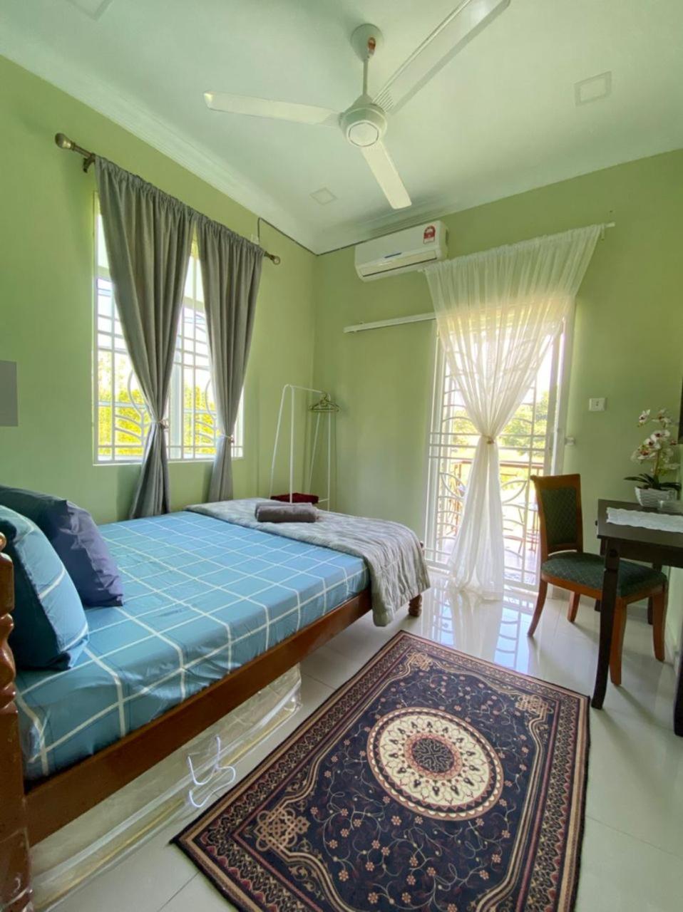 Three-Bedroom House photo 2