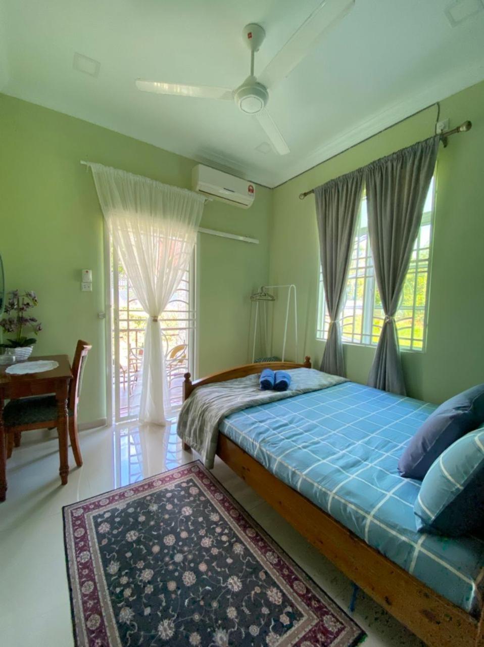 Three-Bedroom House photo 3