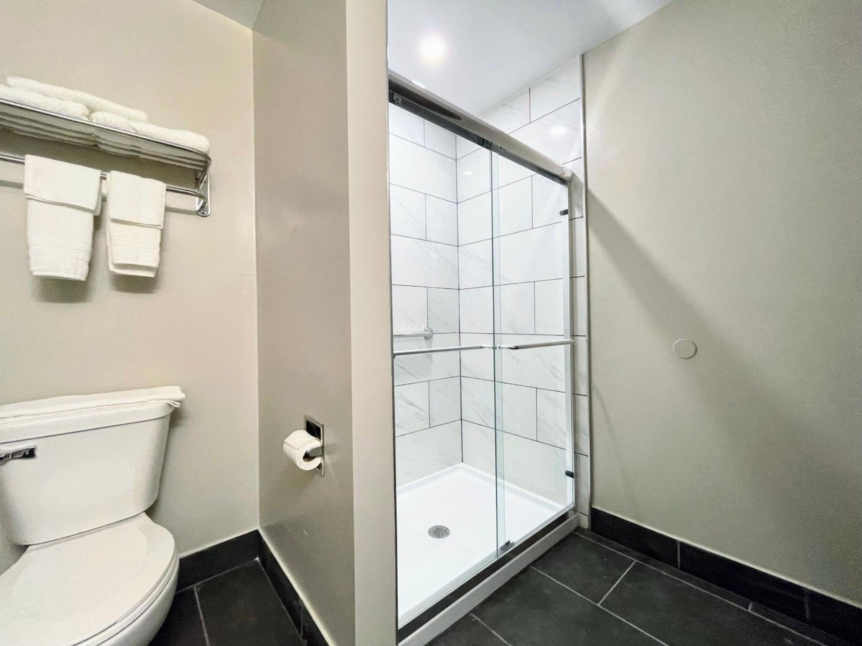 King Suite - Non-Smoking - Photo 2