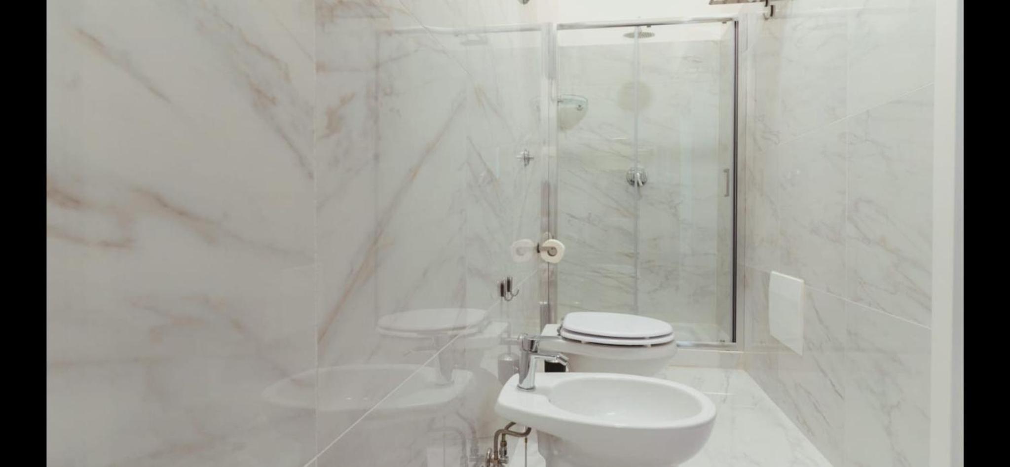 Double Room with Balcony and Private Bathroom - Photo 6