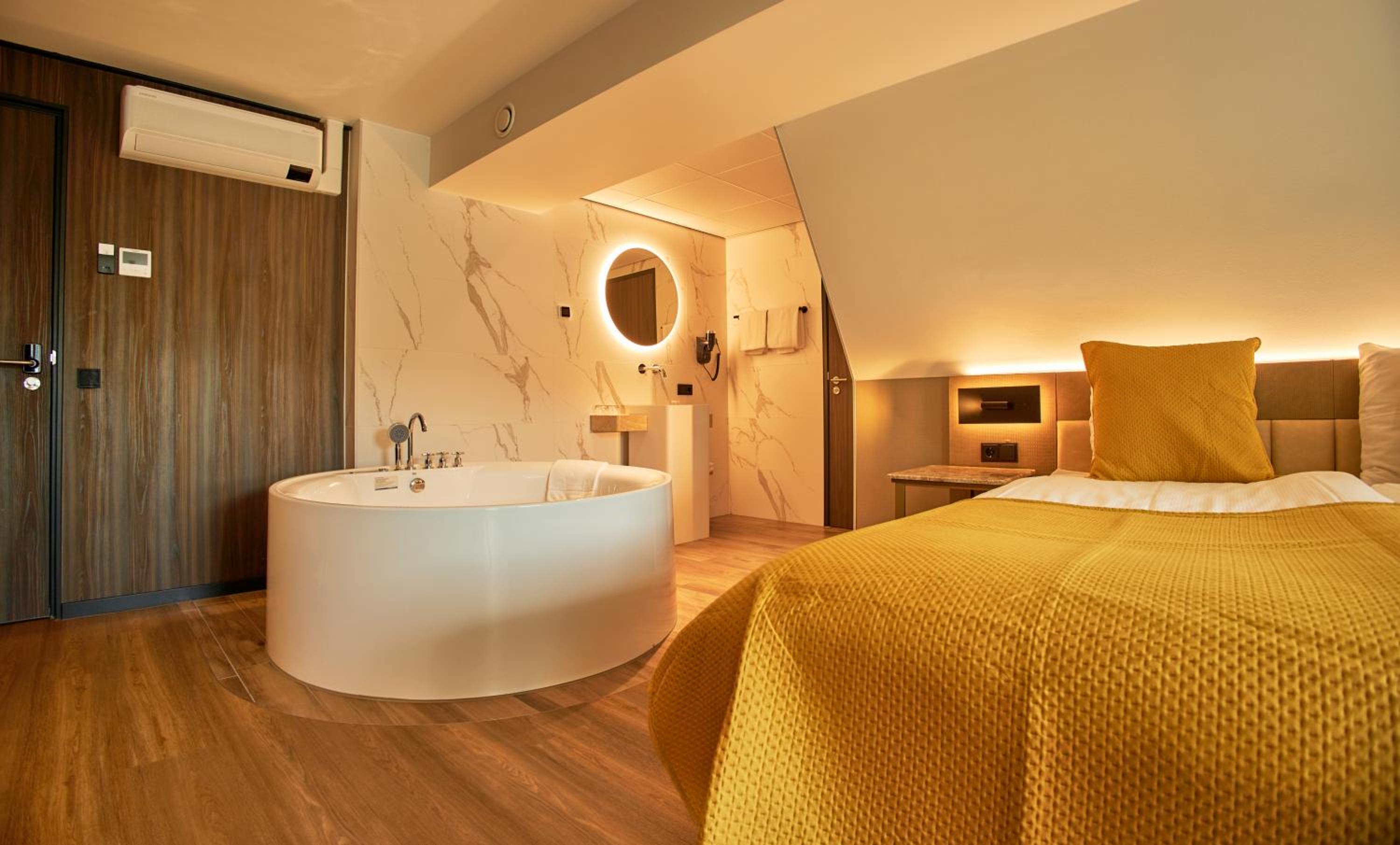 Suite with Hot Tub - Photo 2