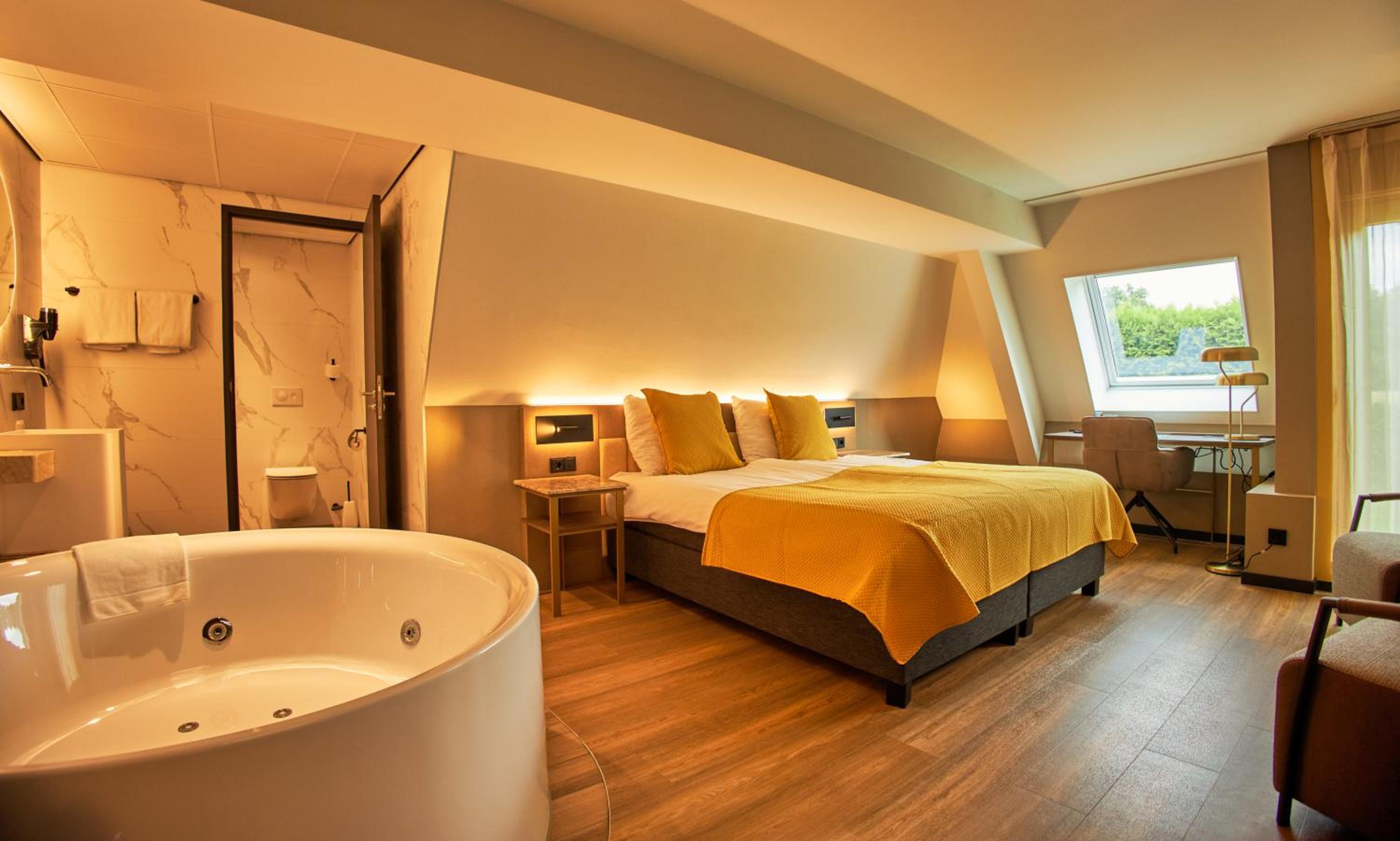 Suite with Hot Tub - Photo 3