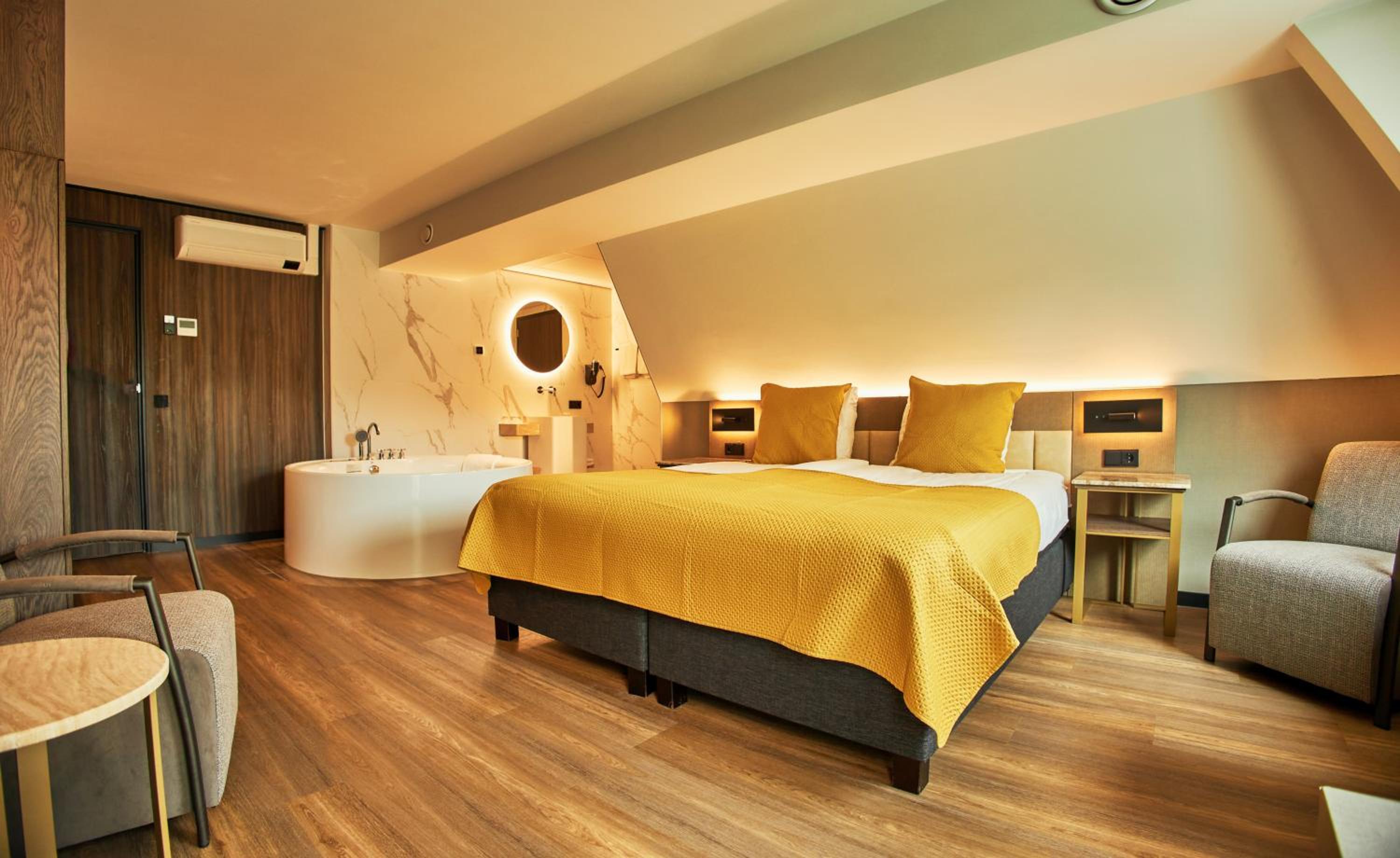 Suite with Hot Tub - Photo 1