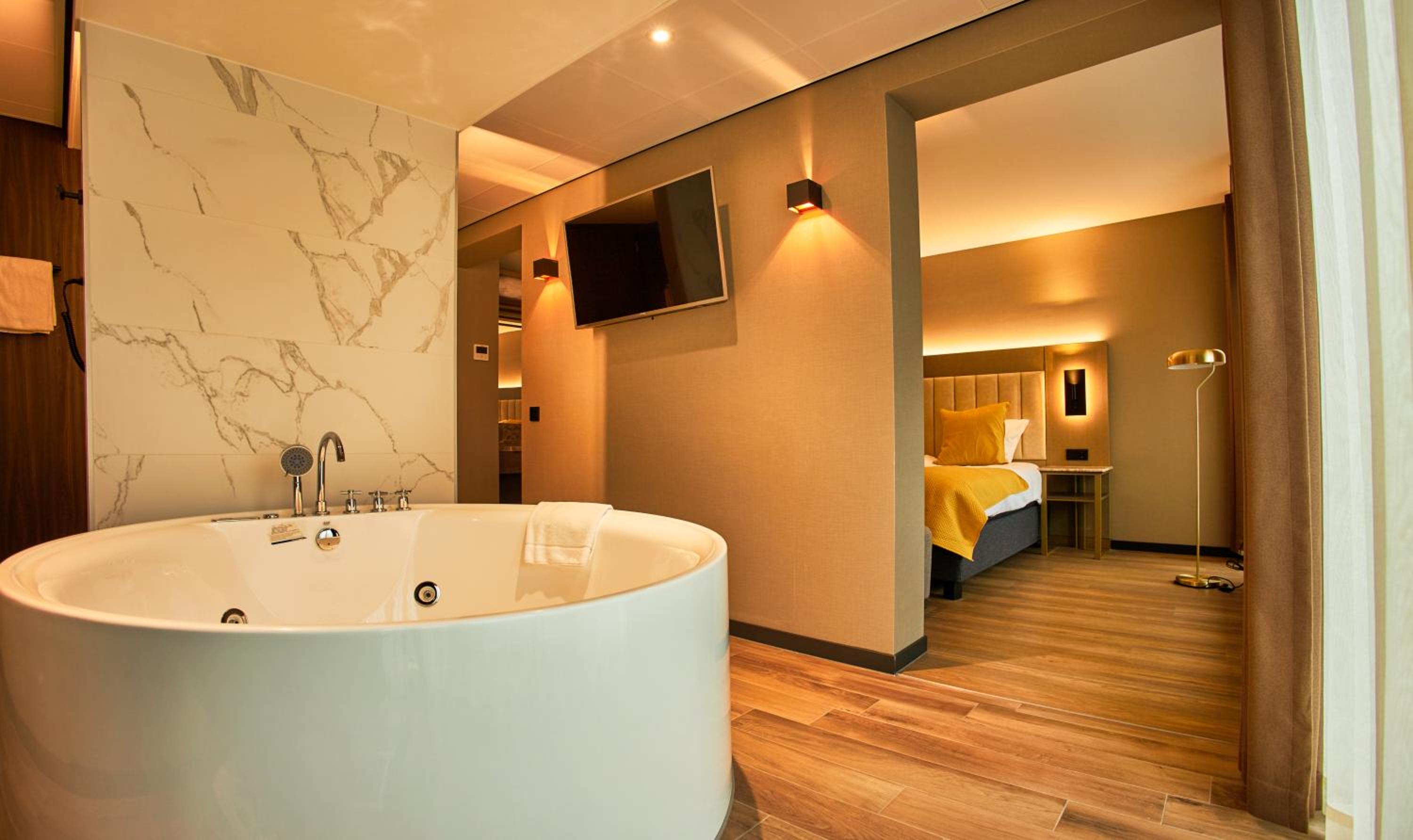 Suite with Hot Tub - Photo 5