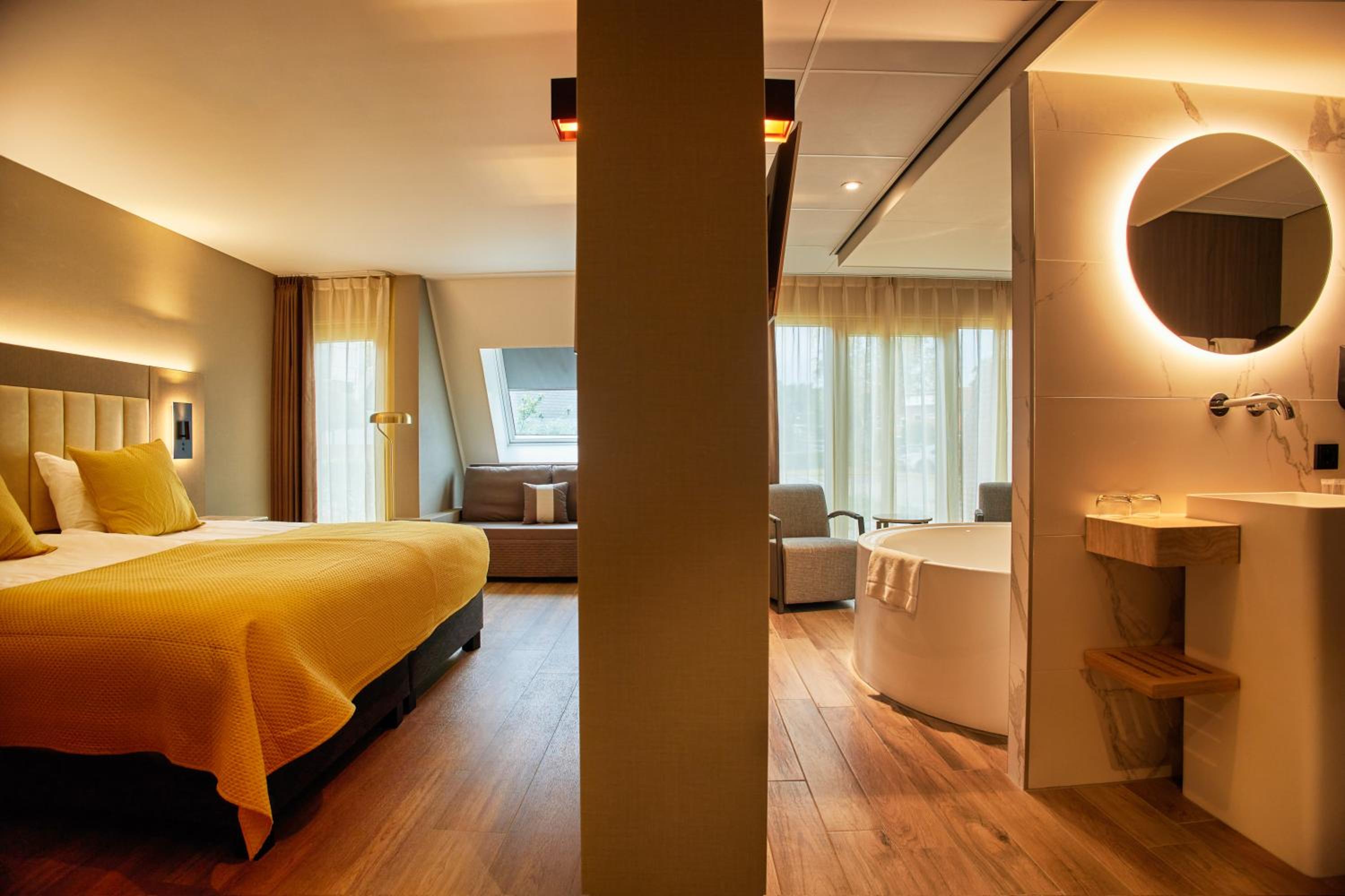 Suite with Hot Tub - Photo 4