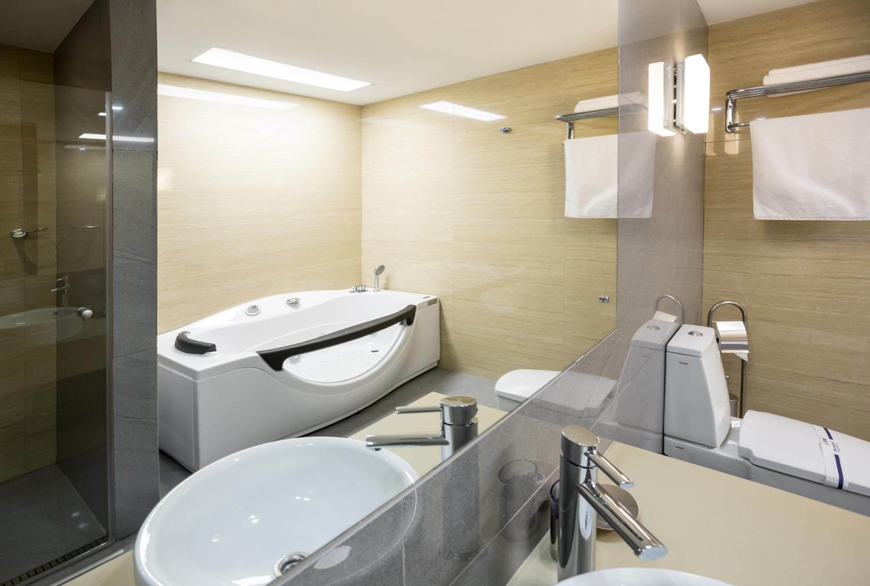 Junior Suite With Spa Bath photo 3