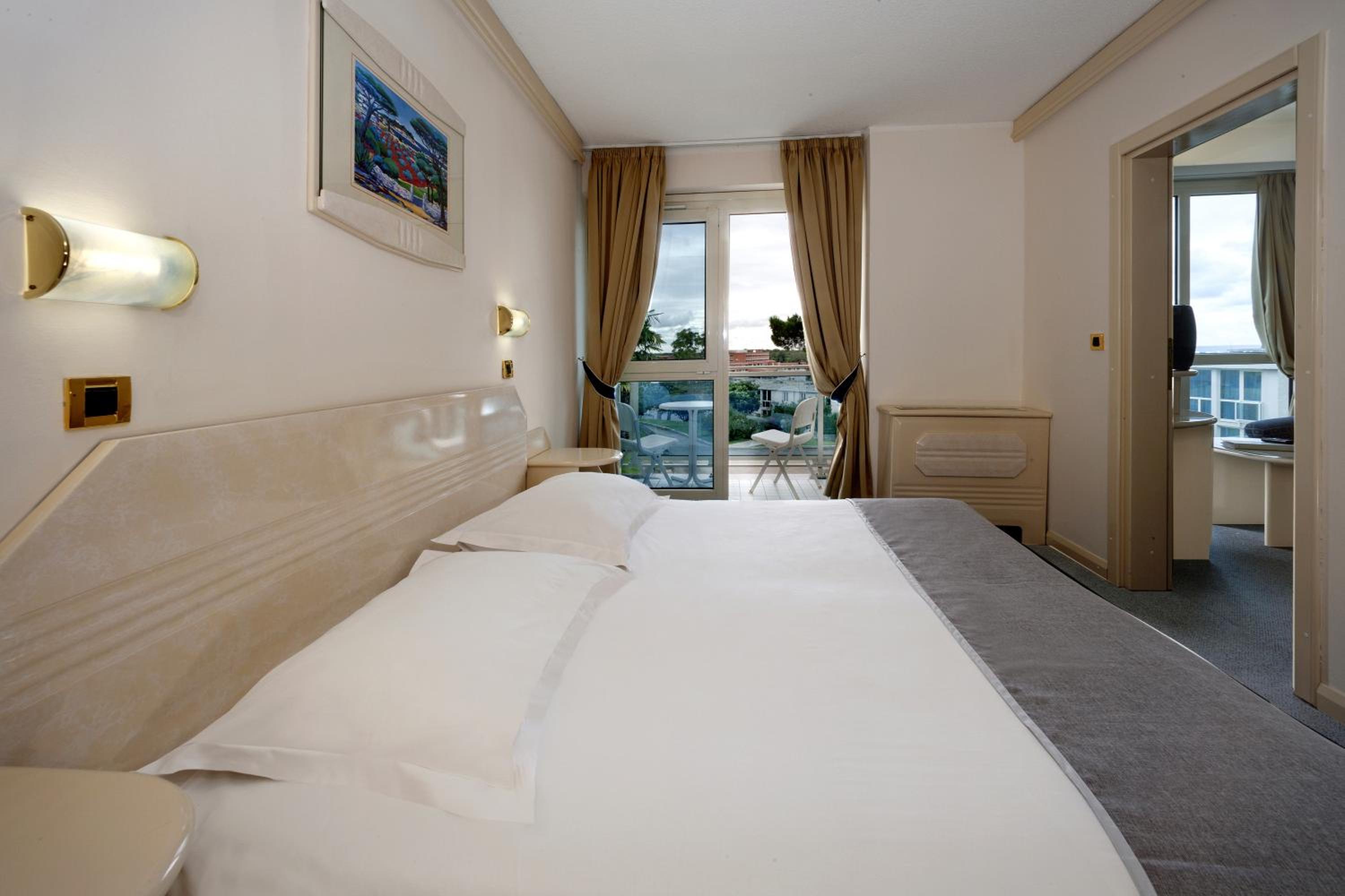 Suite with Balcony - Photo 2