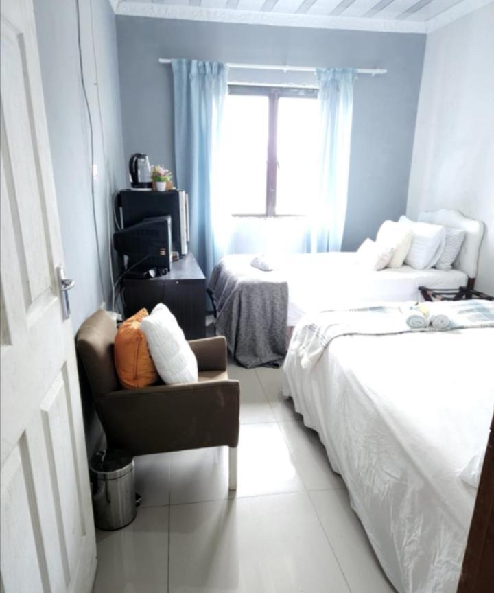 Family Room with Shared Bathroom photo 1