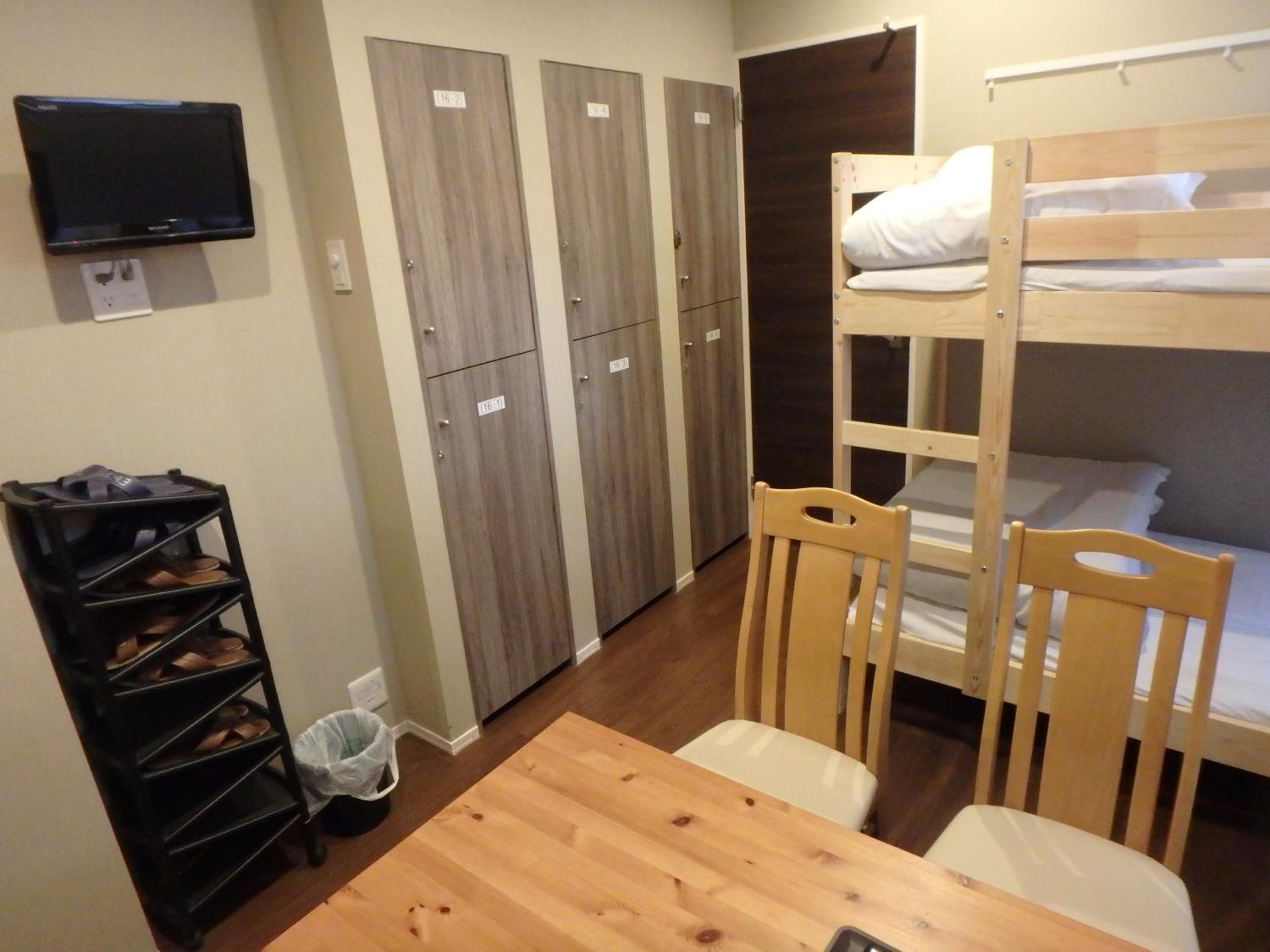 Economy Quadruple Room with Shared Bathroom photo 3