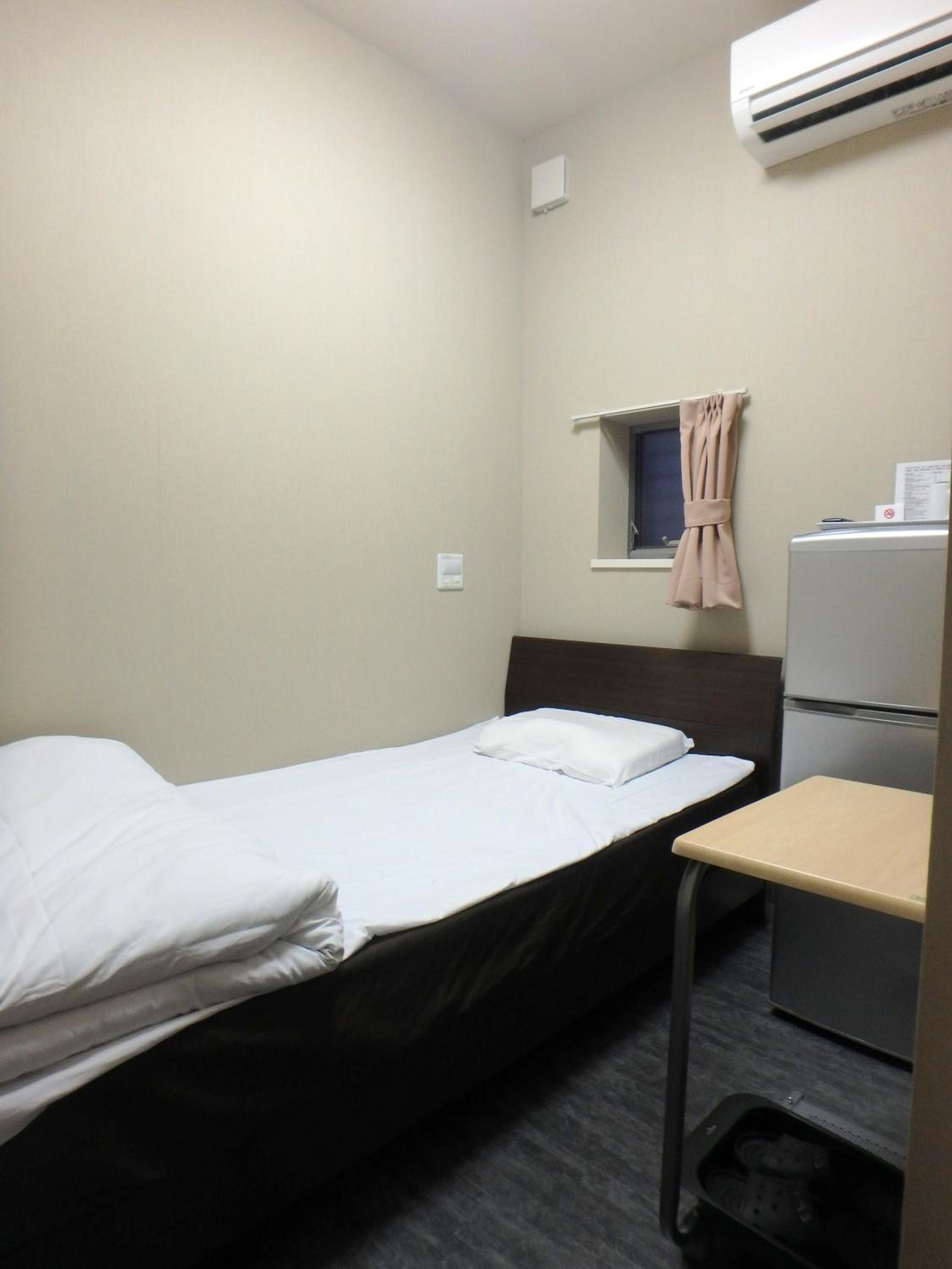 Single Room with Shared Shower and Toilet photo 2