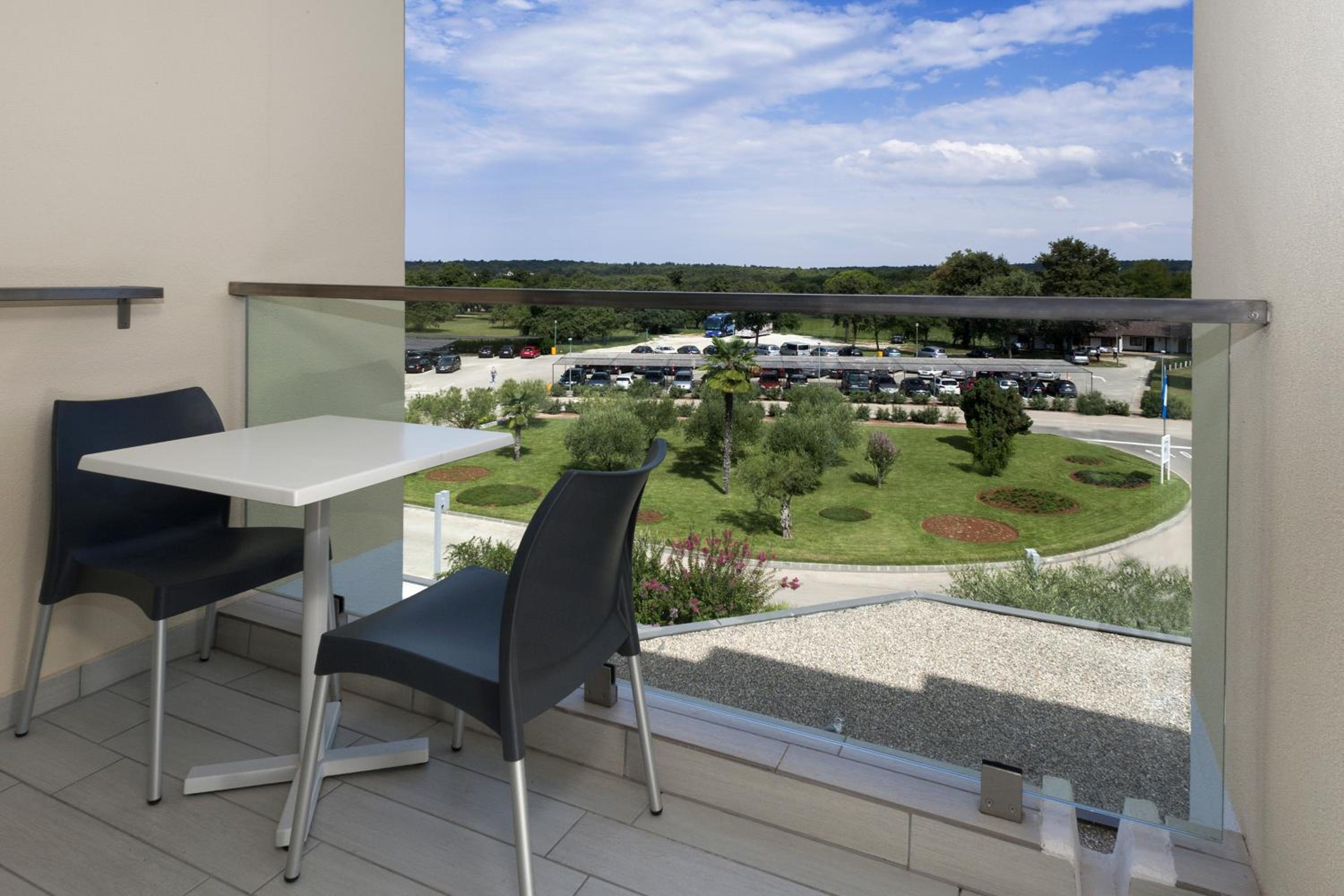 Classic Single Room with Balcony - Park Side - Photo 3