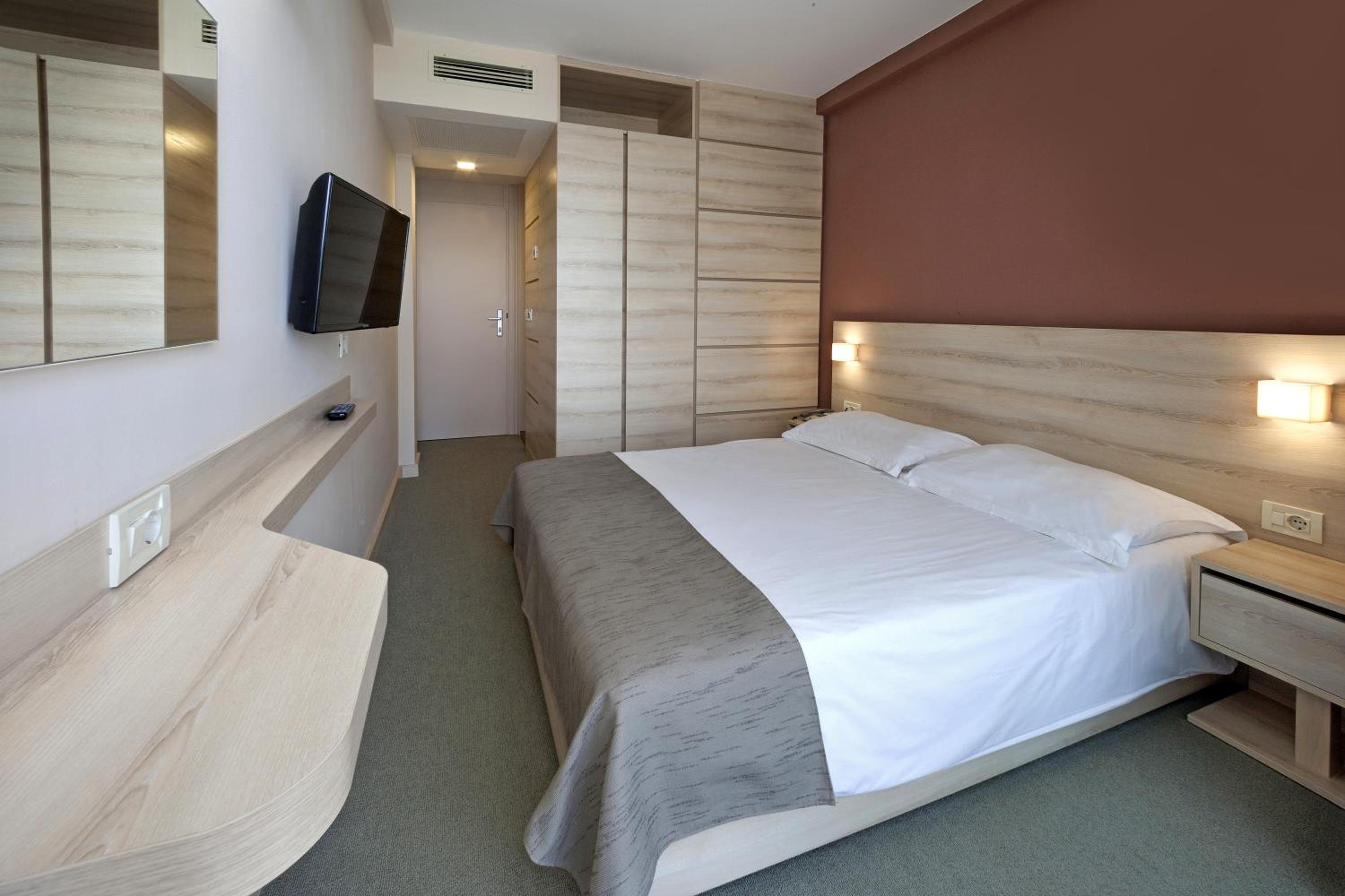 Classic Room with Balcony - Photo 3