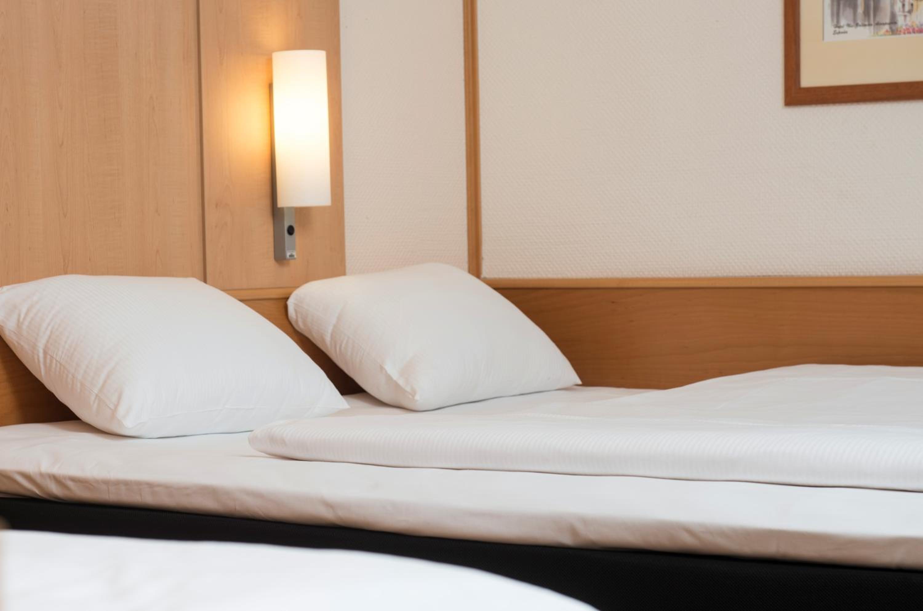 Standard Room with One Double Bed and One Single Bed - Photo 2