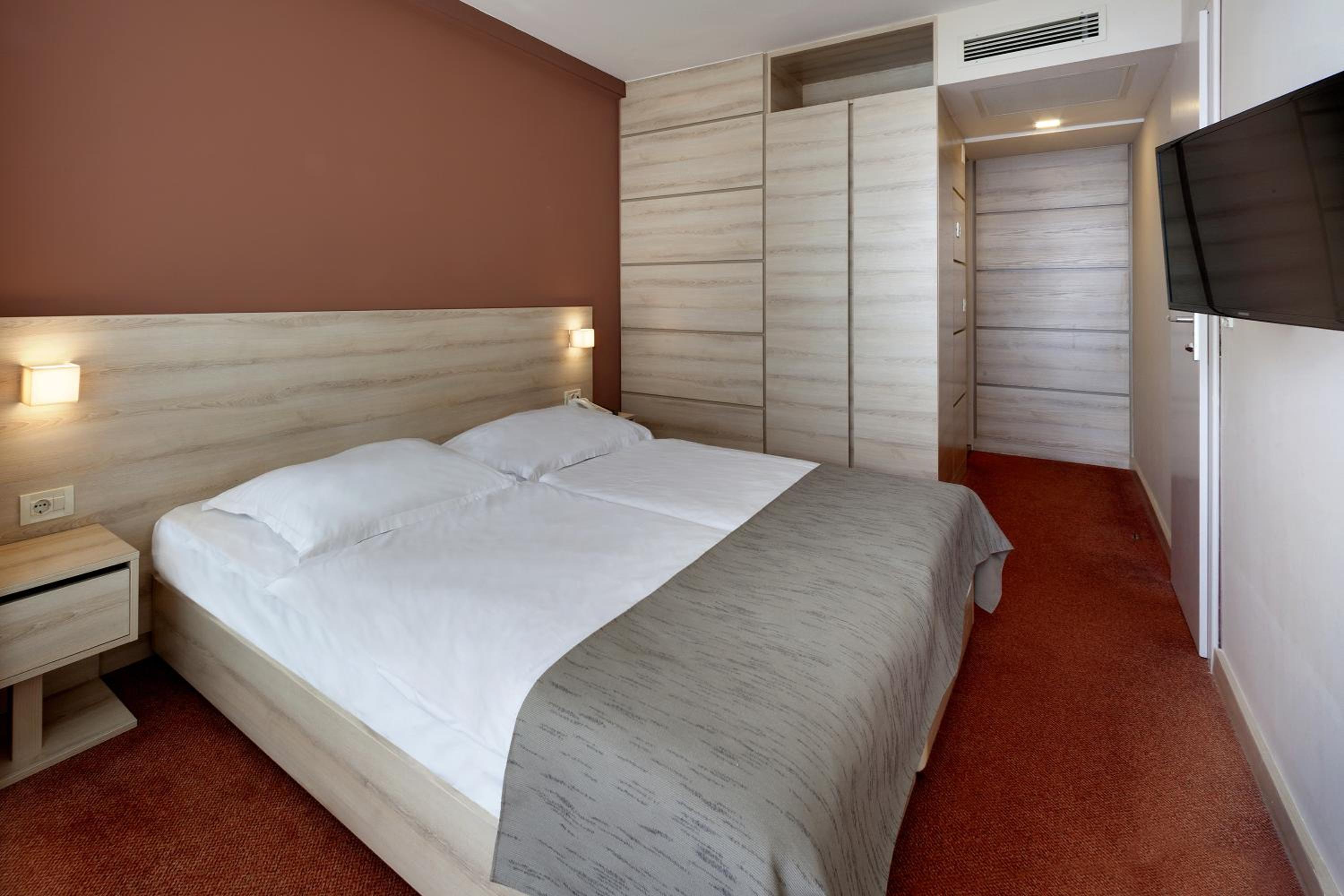 Classic Single Room with Balcony - Park Side - Photo 2