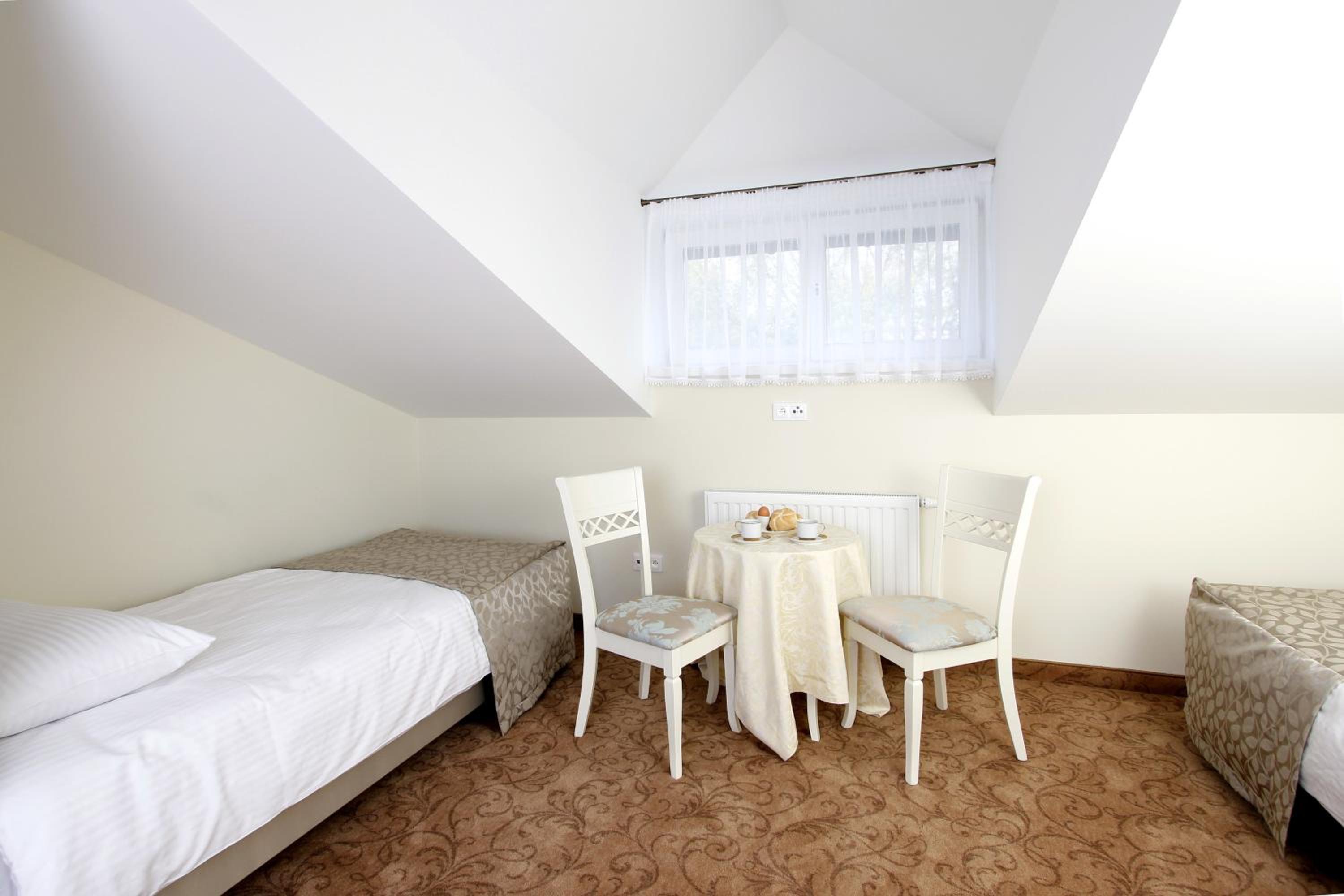 Twin Room - Photo 3