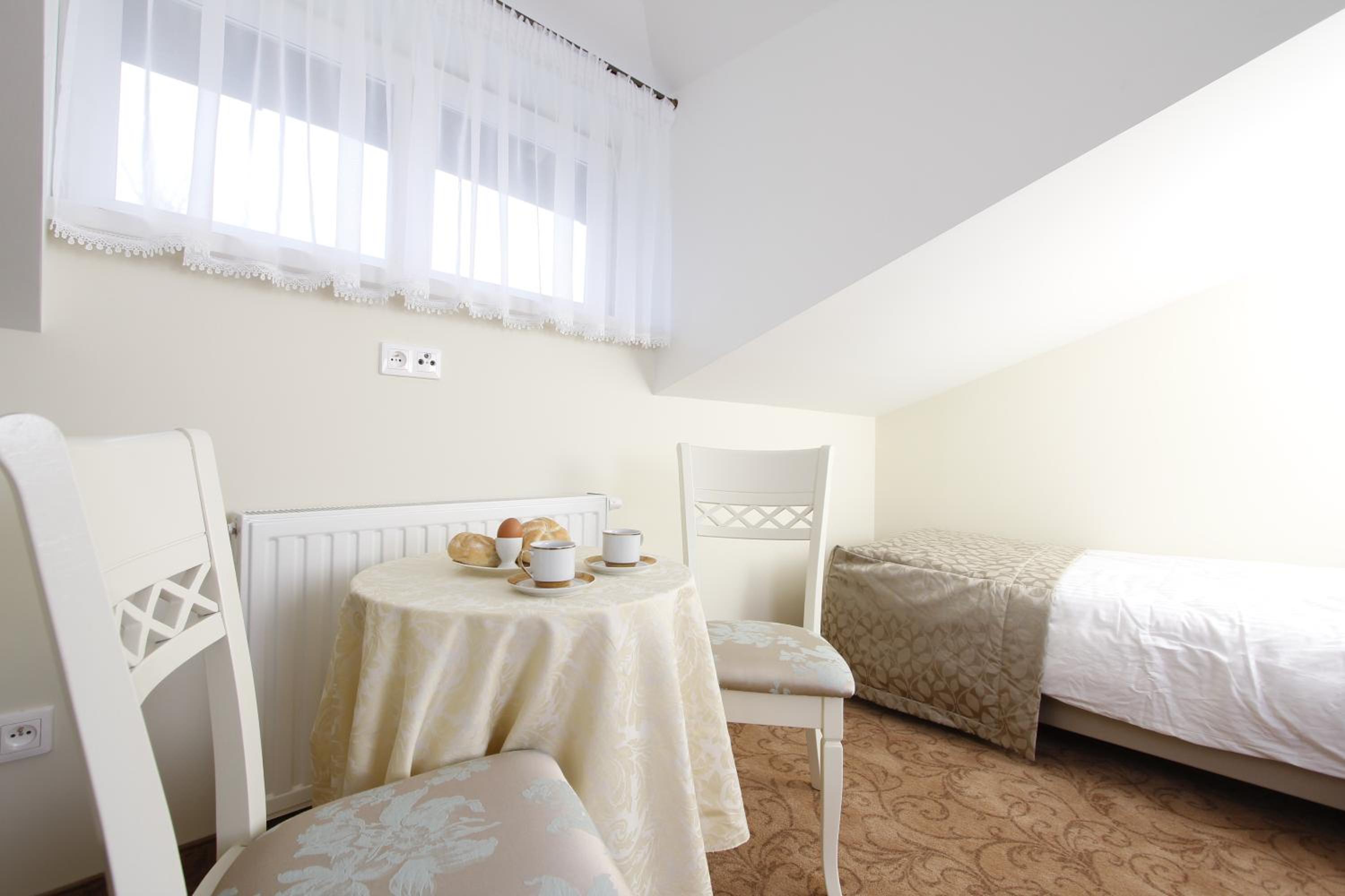 Twin Room - Photo 2