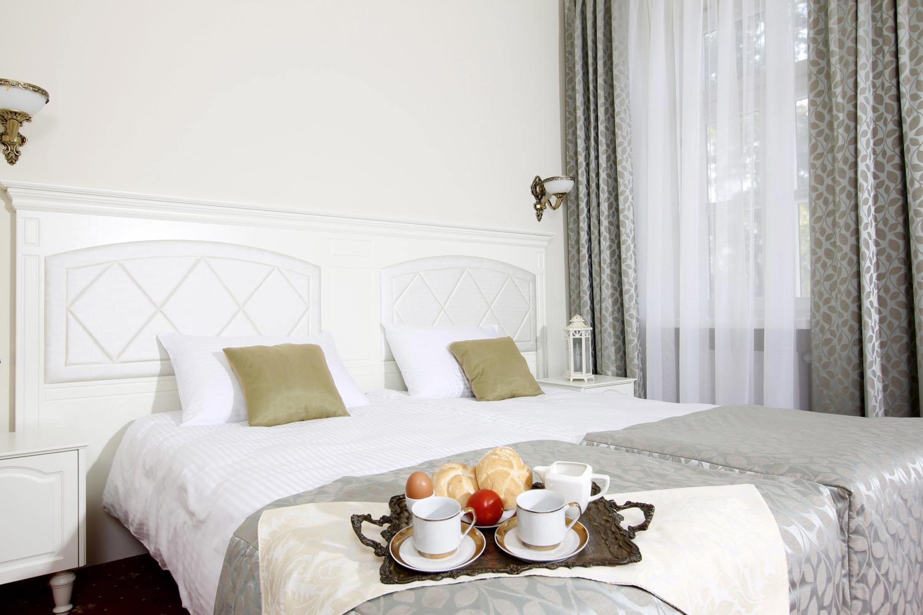 Deluxe Double Room with Balcony - Photo 10