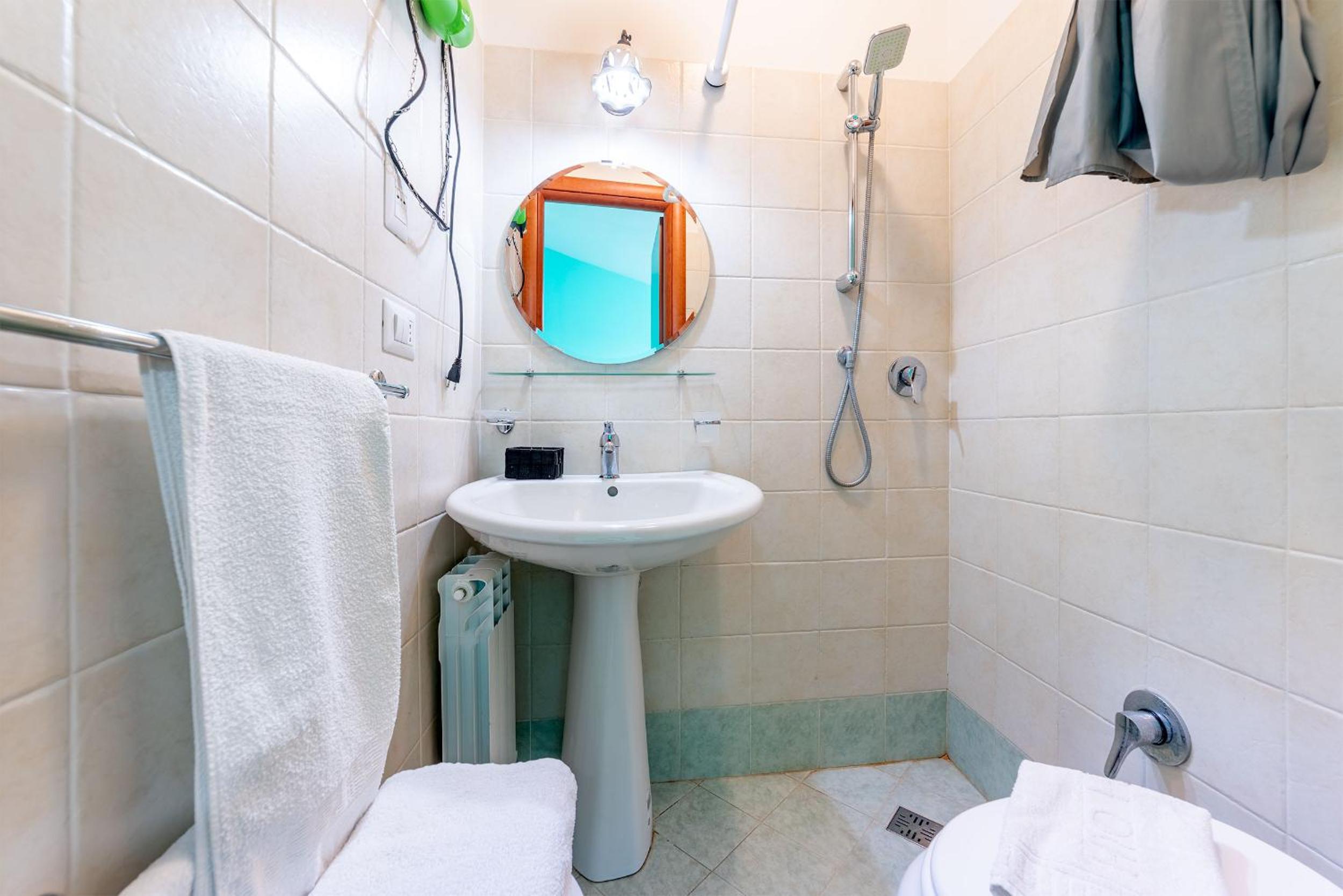 Double Room - Photo 5