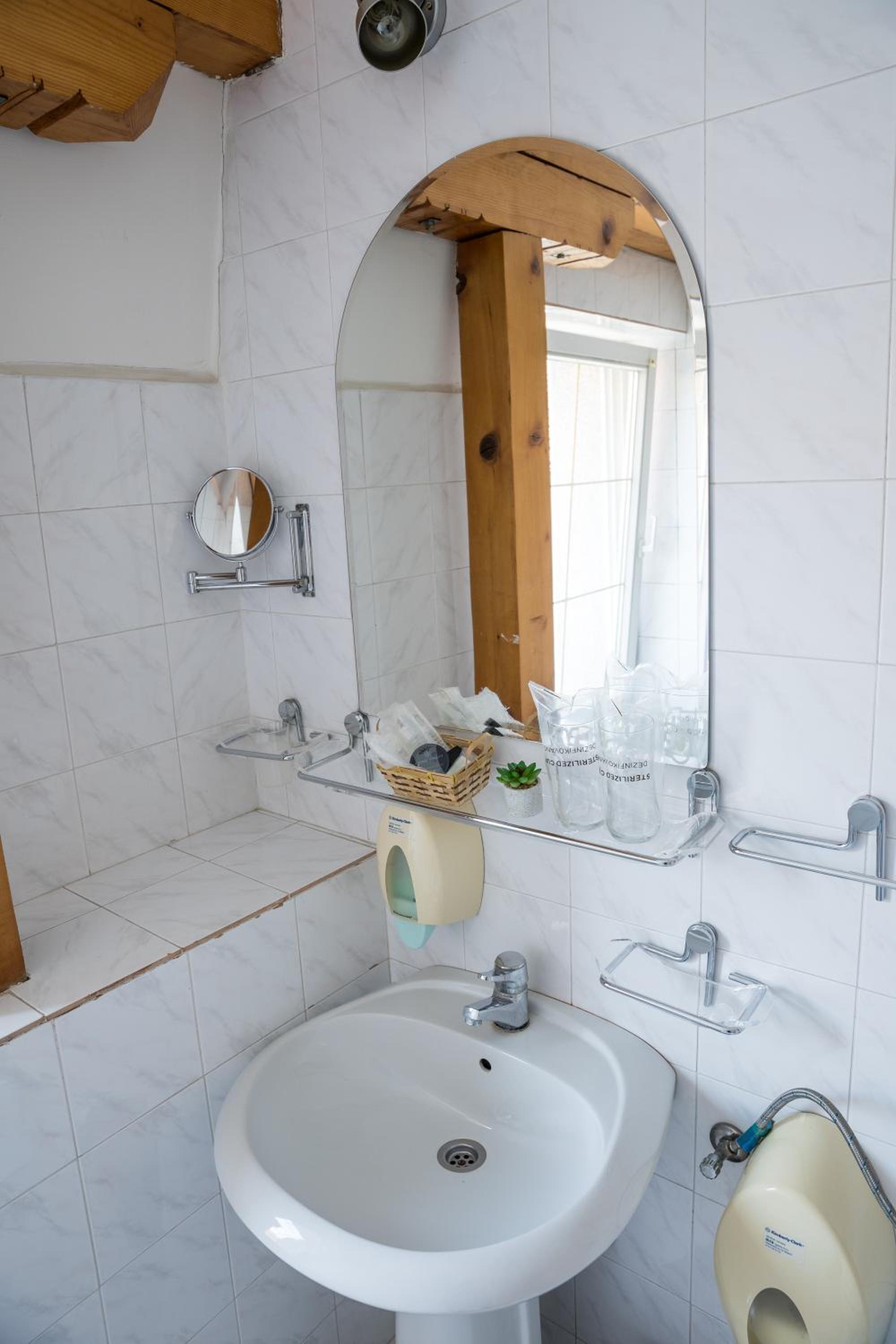 Standard Double Room - Photo 6