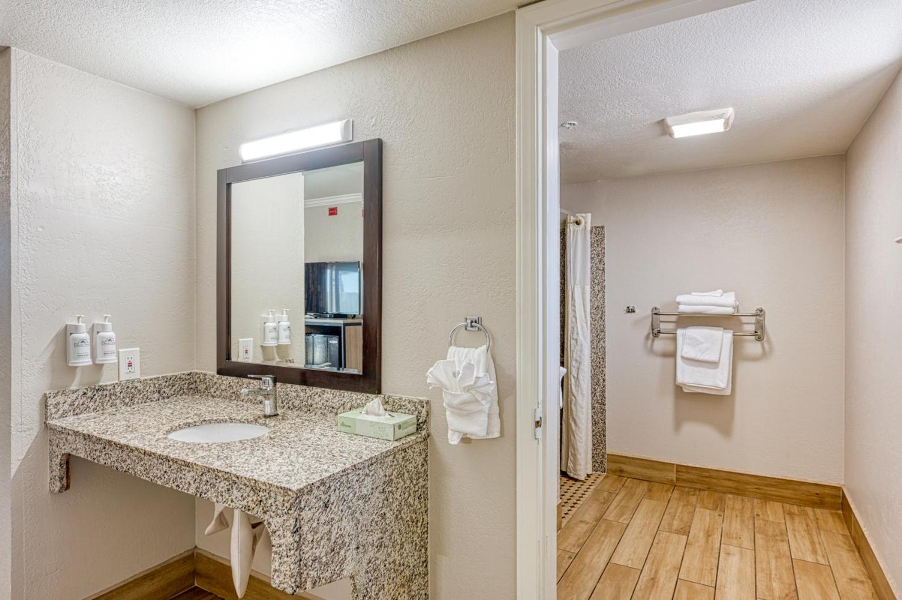 King Room - Disability Access/Non-Smoking - Photo 6