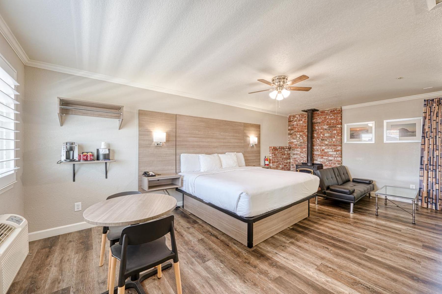 Deluxe King Suite - Photo 4