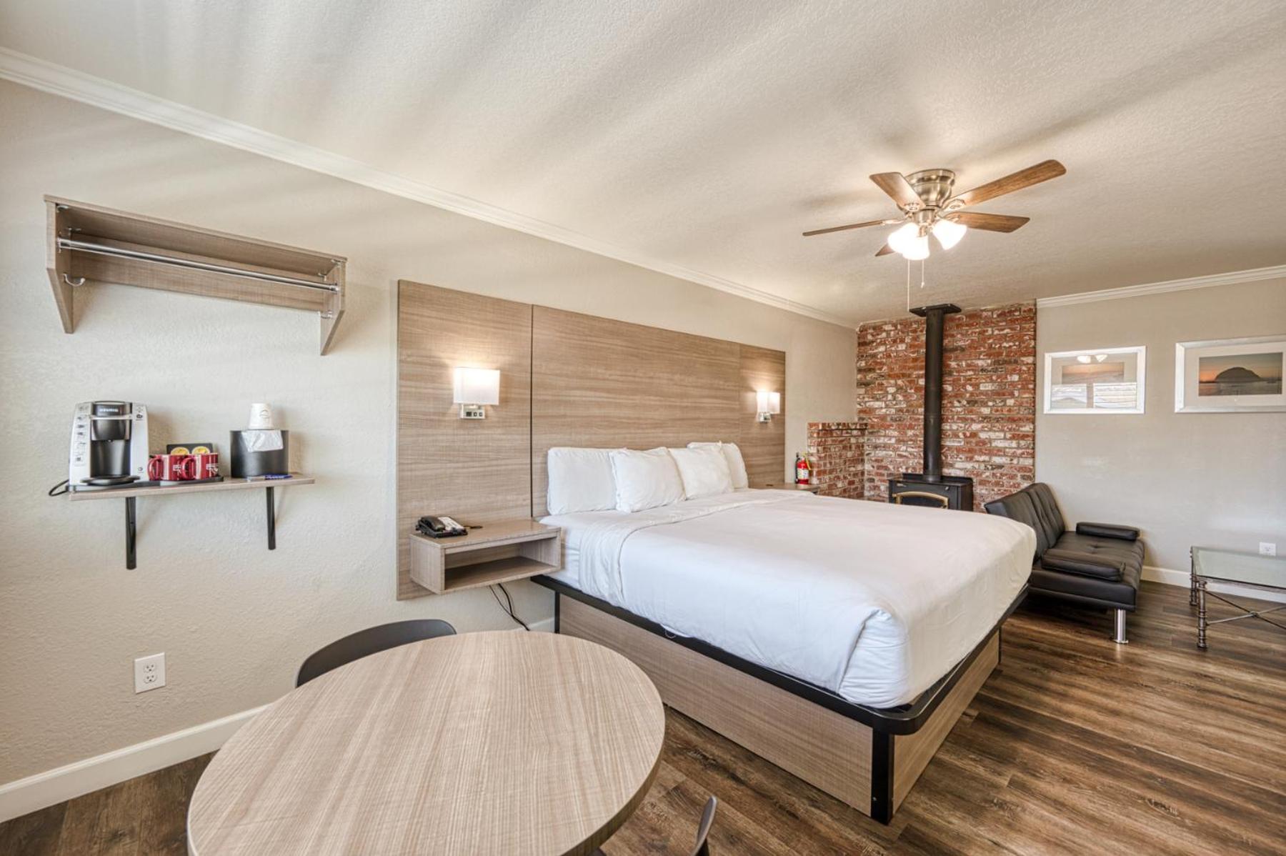 Deluxe King Suite - Photo 2
