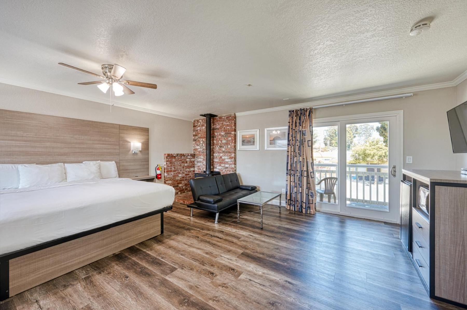 Deluxe King Suite - Photo 8