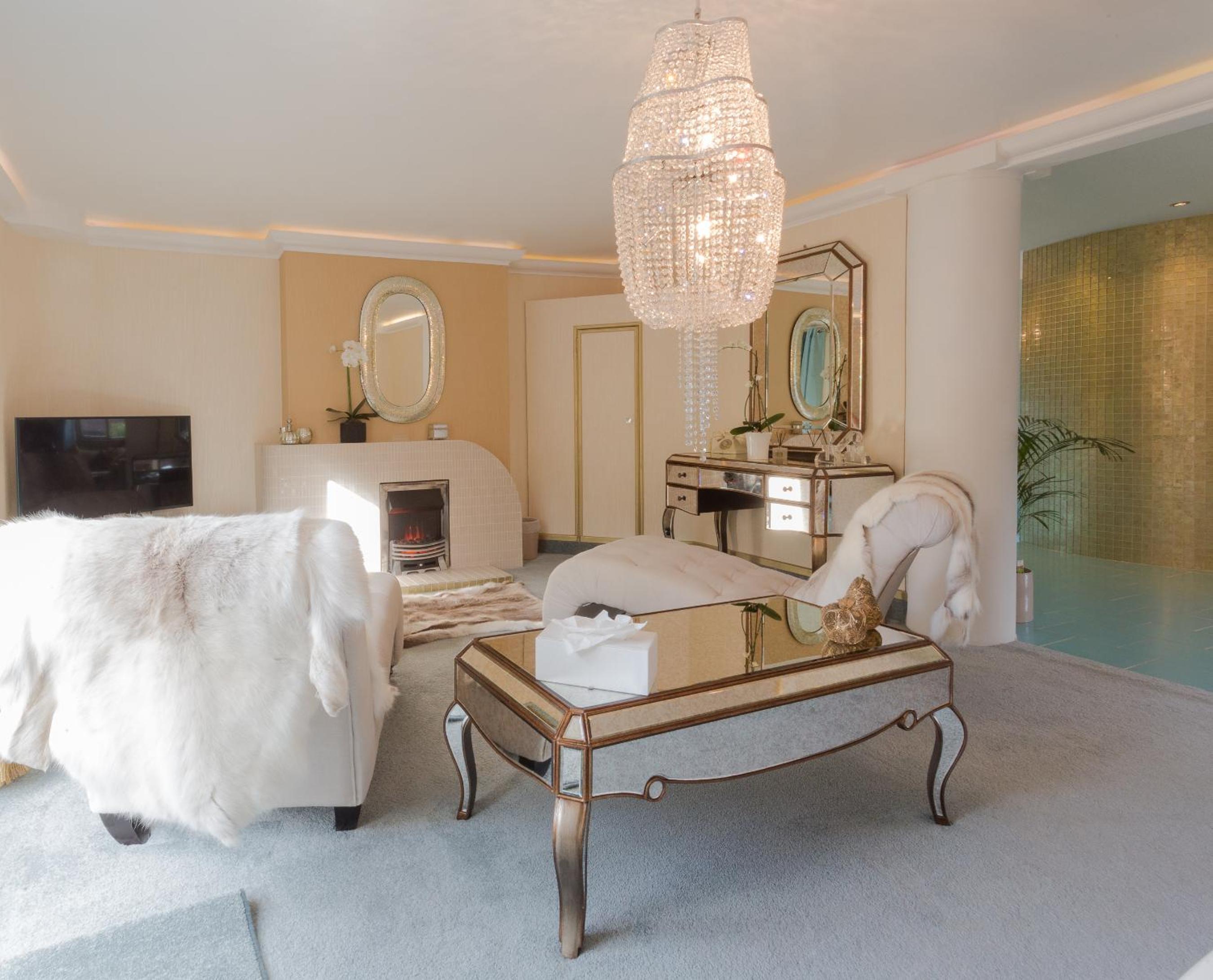 Superior Suite with Spa Bath - Photo 5