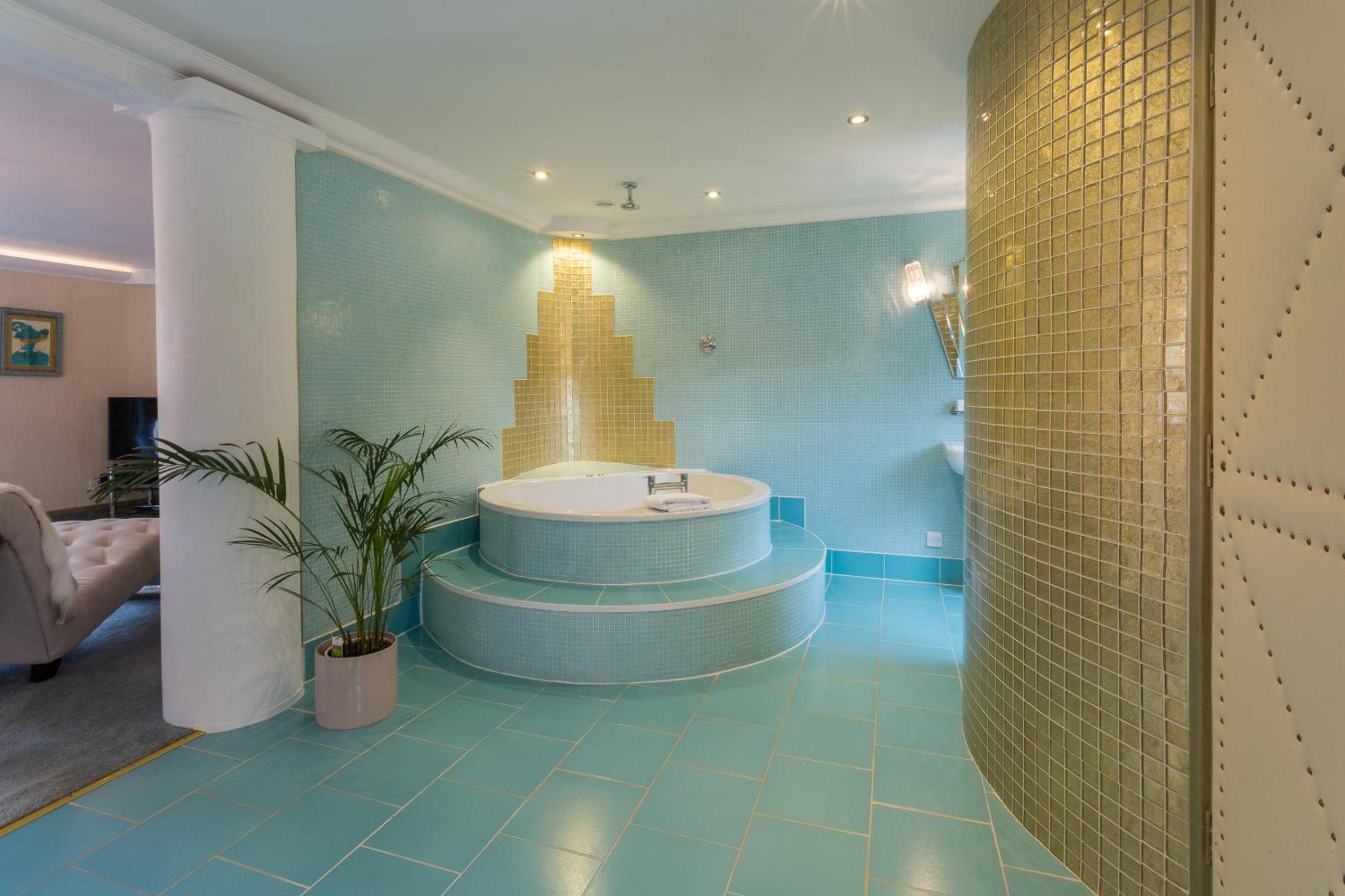 Superior Suite with Spa Bath - Photo 4