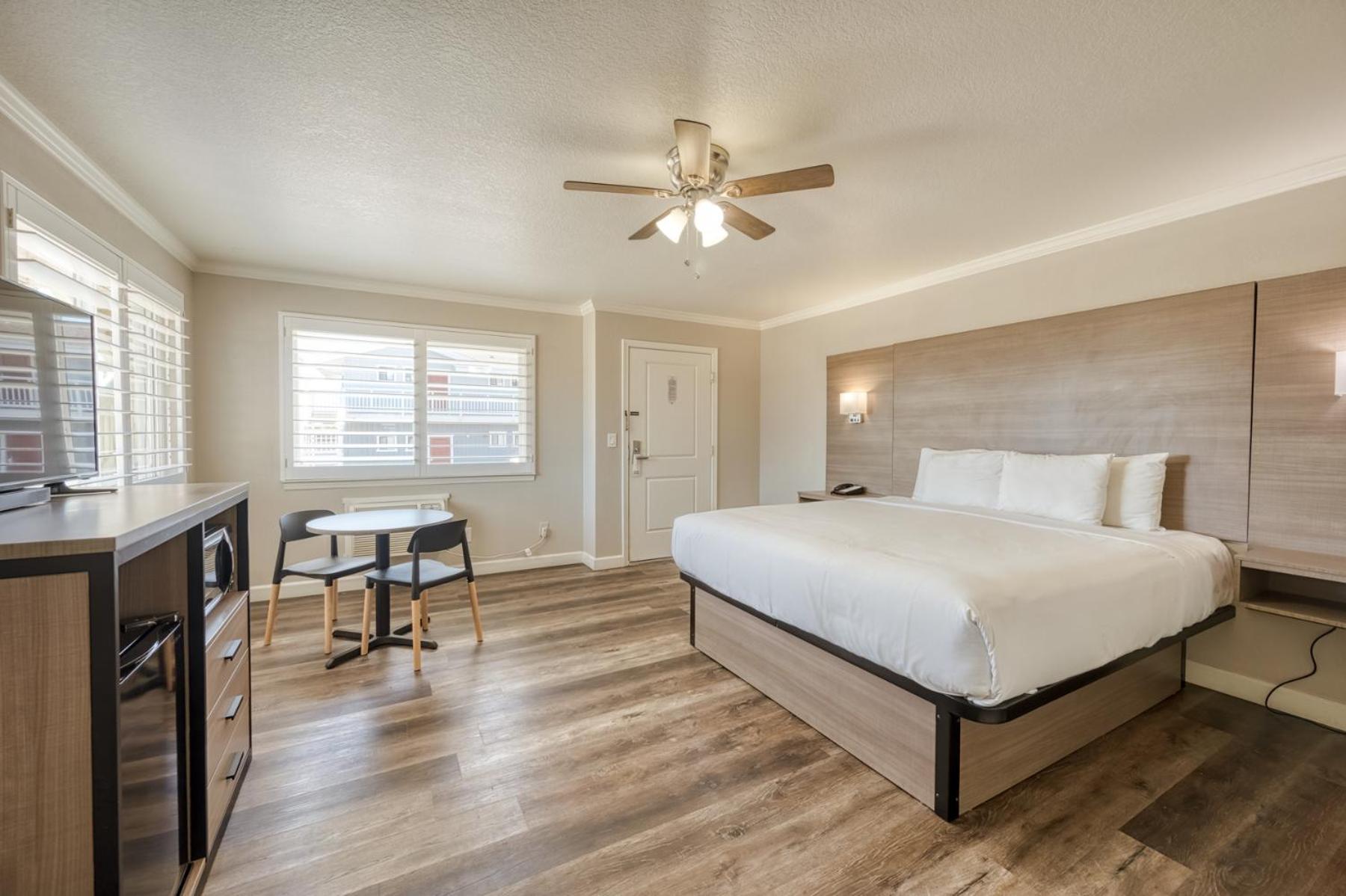 King Room - Non-Smoking - Photo 2