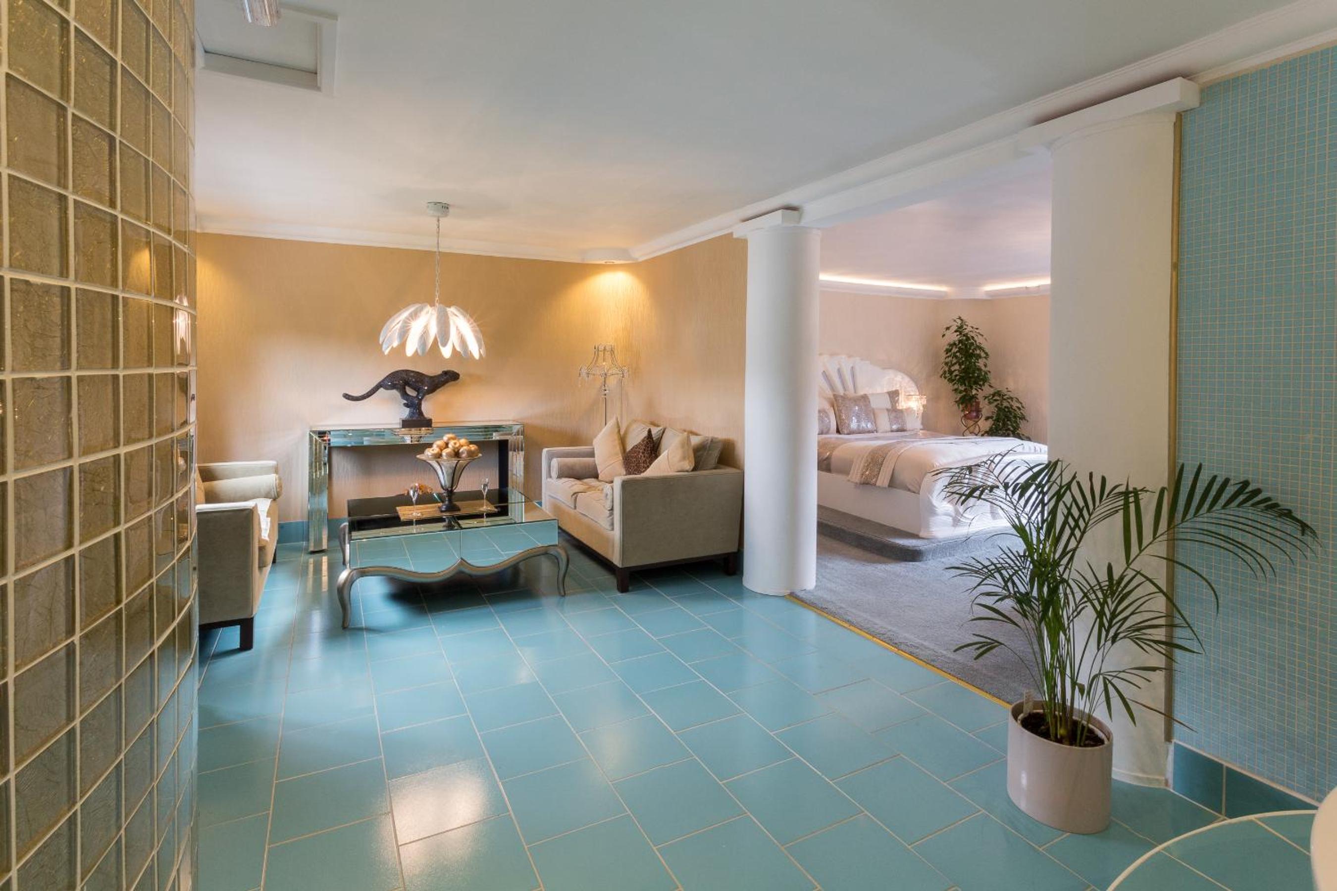 Superior Suite with Spa Bath - Photo 8