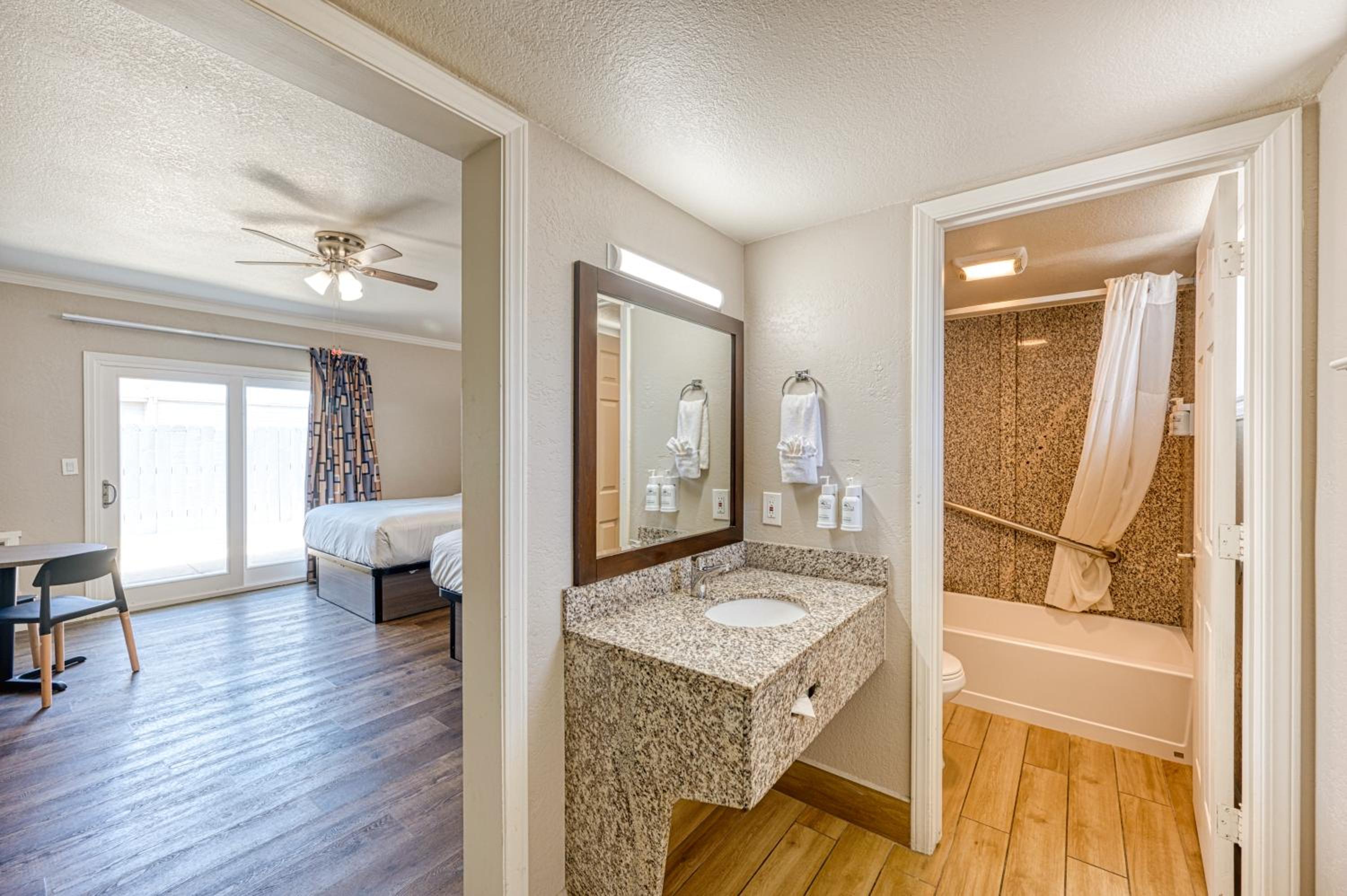 Queen Room with Two Queen Beds - Non-Smoking - Photo 8