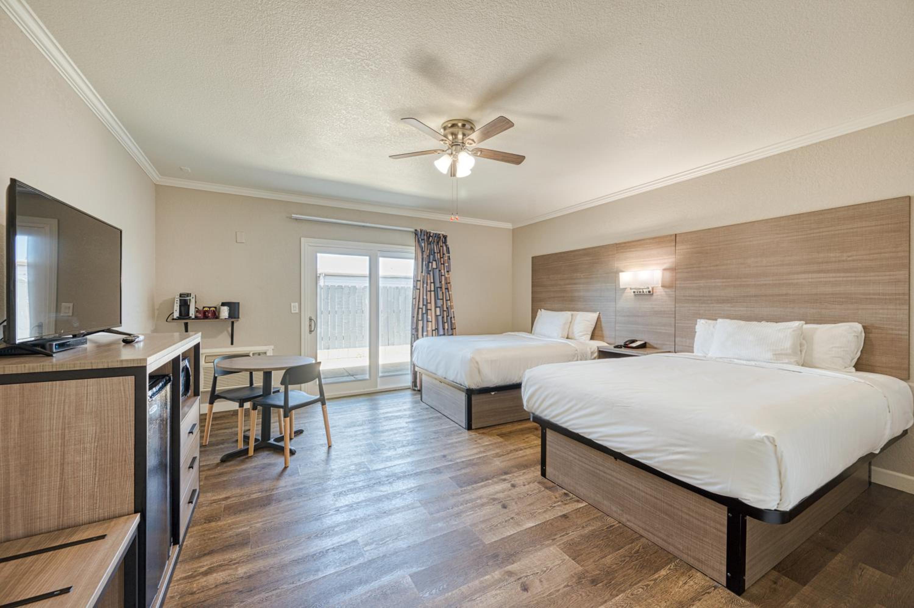 Queen Room with Two Queen Beds - Non-Smoking - Photo 2