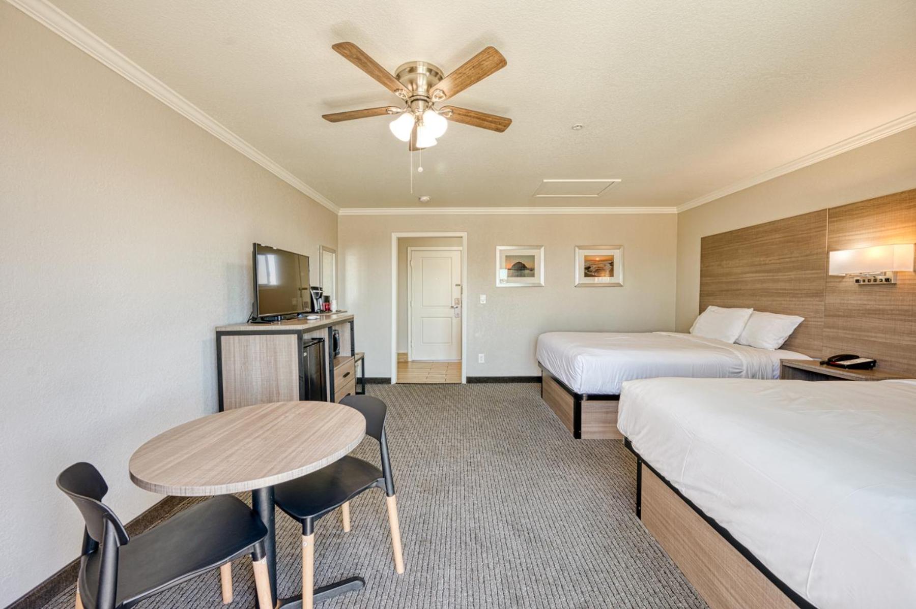 Deluxe Queen Room with Two Queen Beds and Ocean View - Non-Smoking - Photo 8