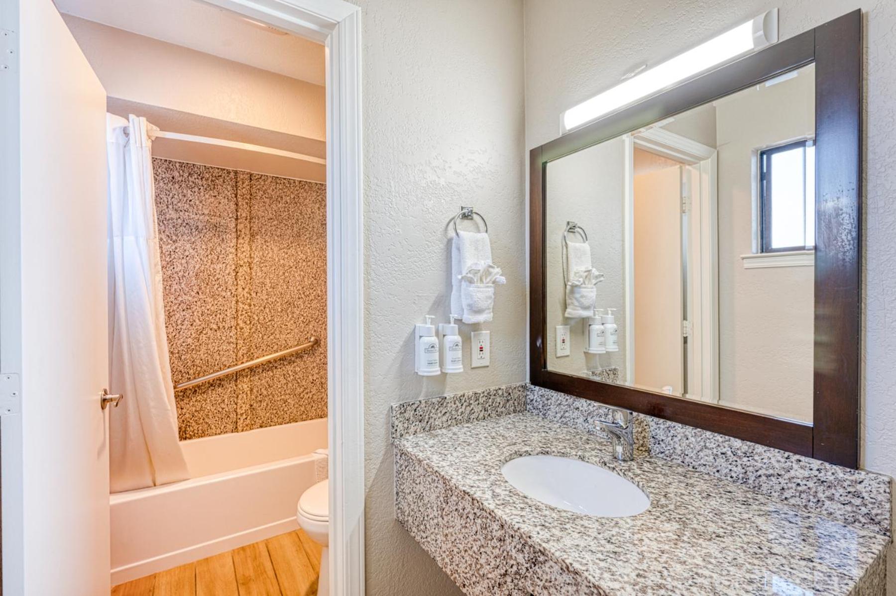Deluxe Queen Room with Two Queen Beds and Ocean View - Non-Smoking - Photo 7