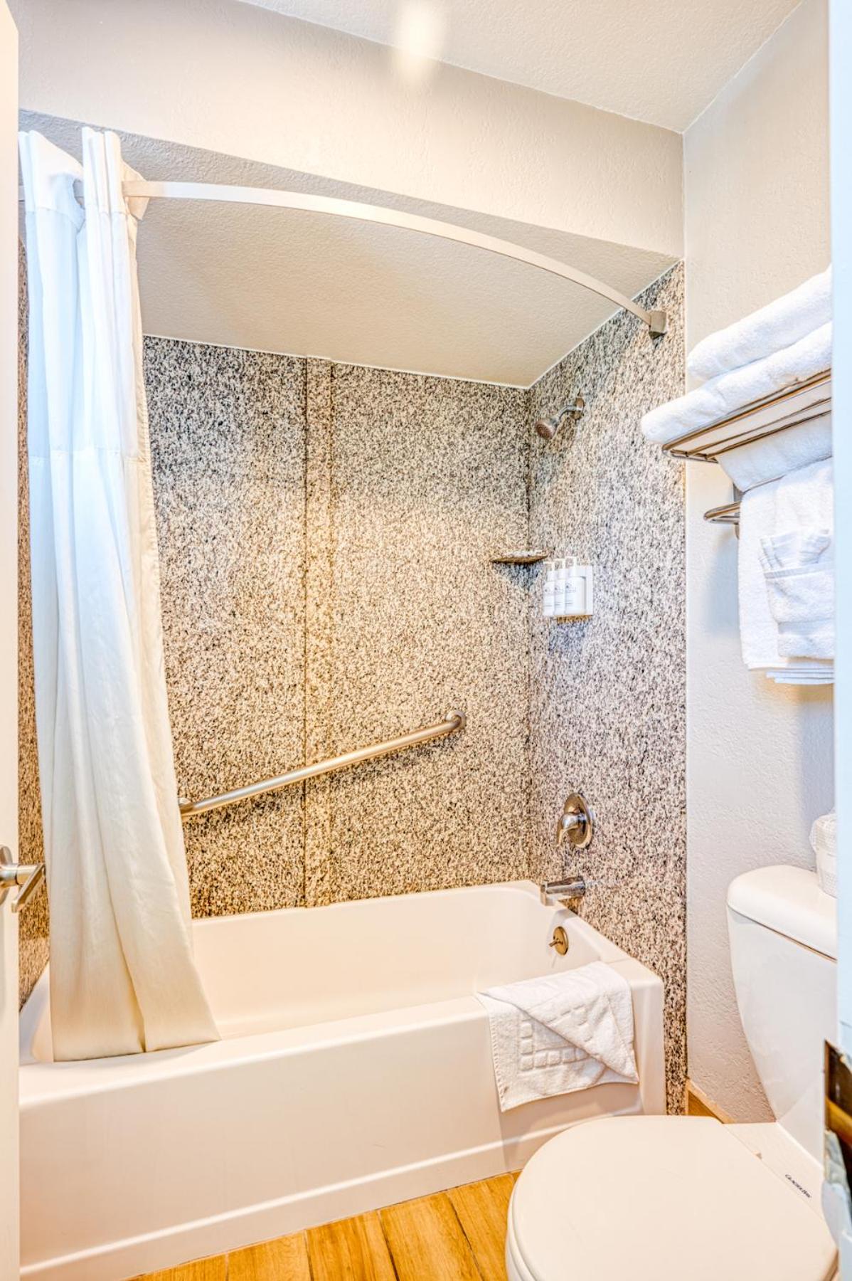 Deluxe Queen Room with Two Queen Beds and Ocean View - Non-Smoking - Photo 2