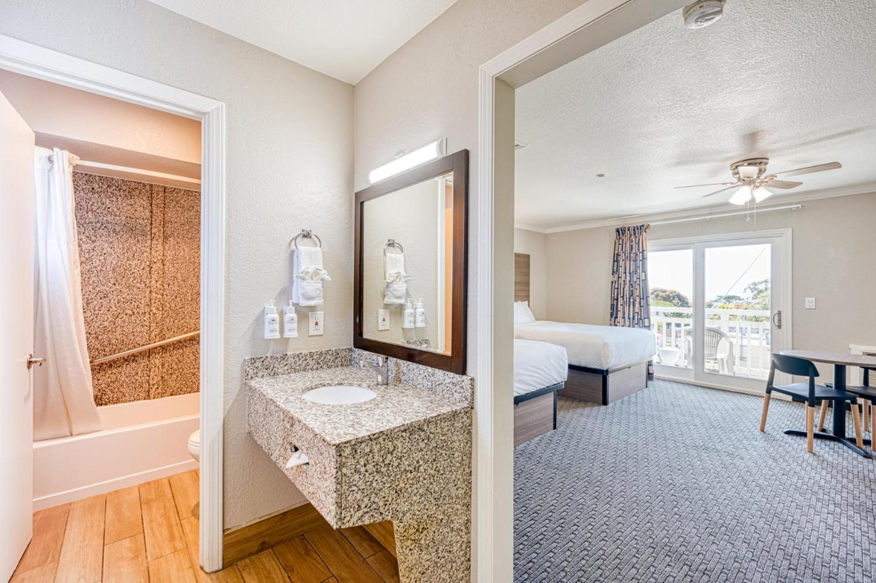 Deluxe Queen Room with Two Queen Beds and Ocean View - Non-Smoking - Photo 10