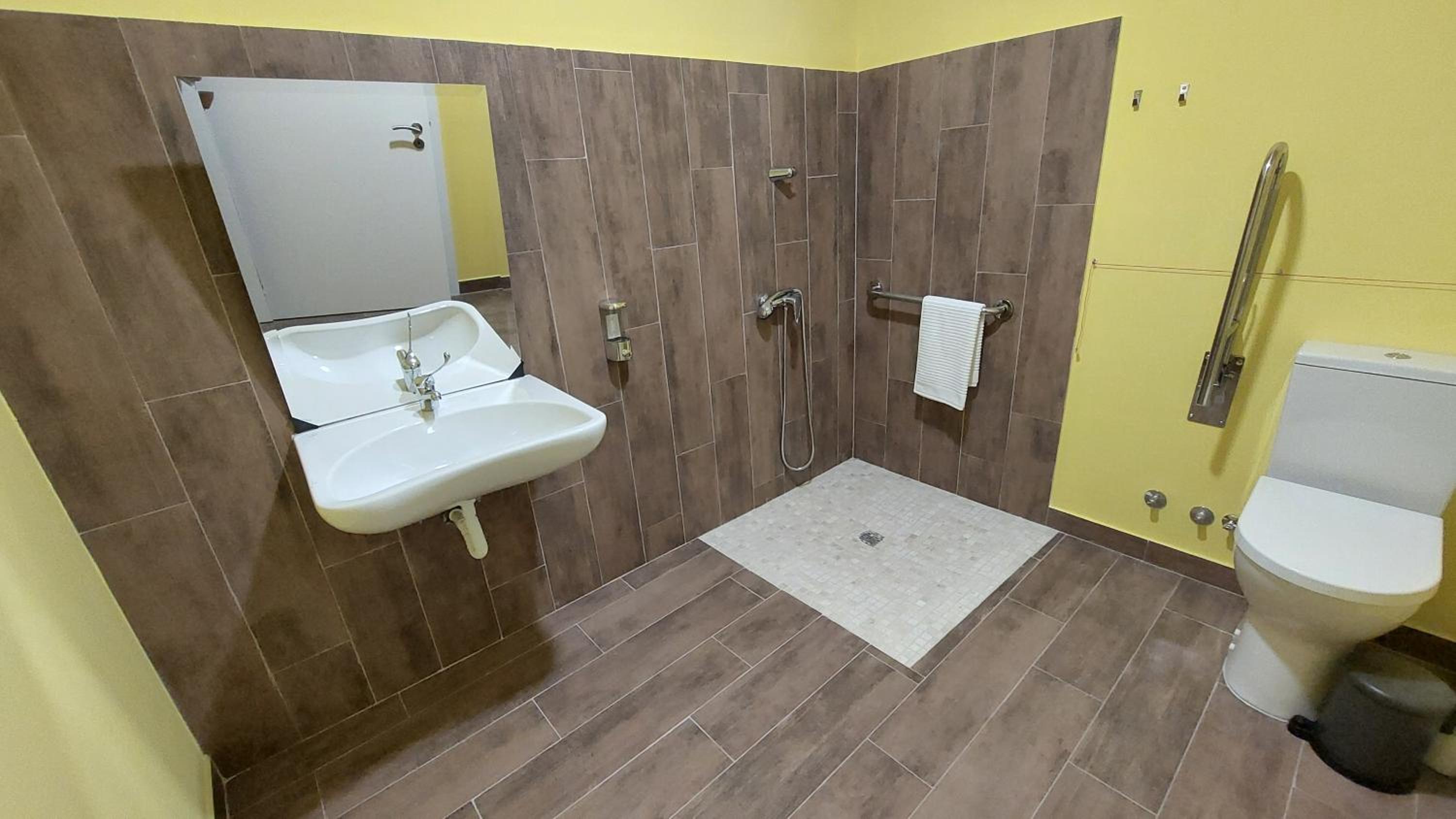 Twin Room - Disability Access photo 2